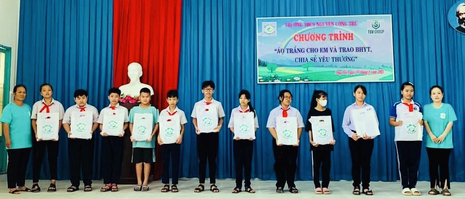 Nhóm “Ước mơ xanh” trao quà cho học sinh Trường THCS Nguyễn Công Trứ.