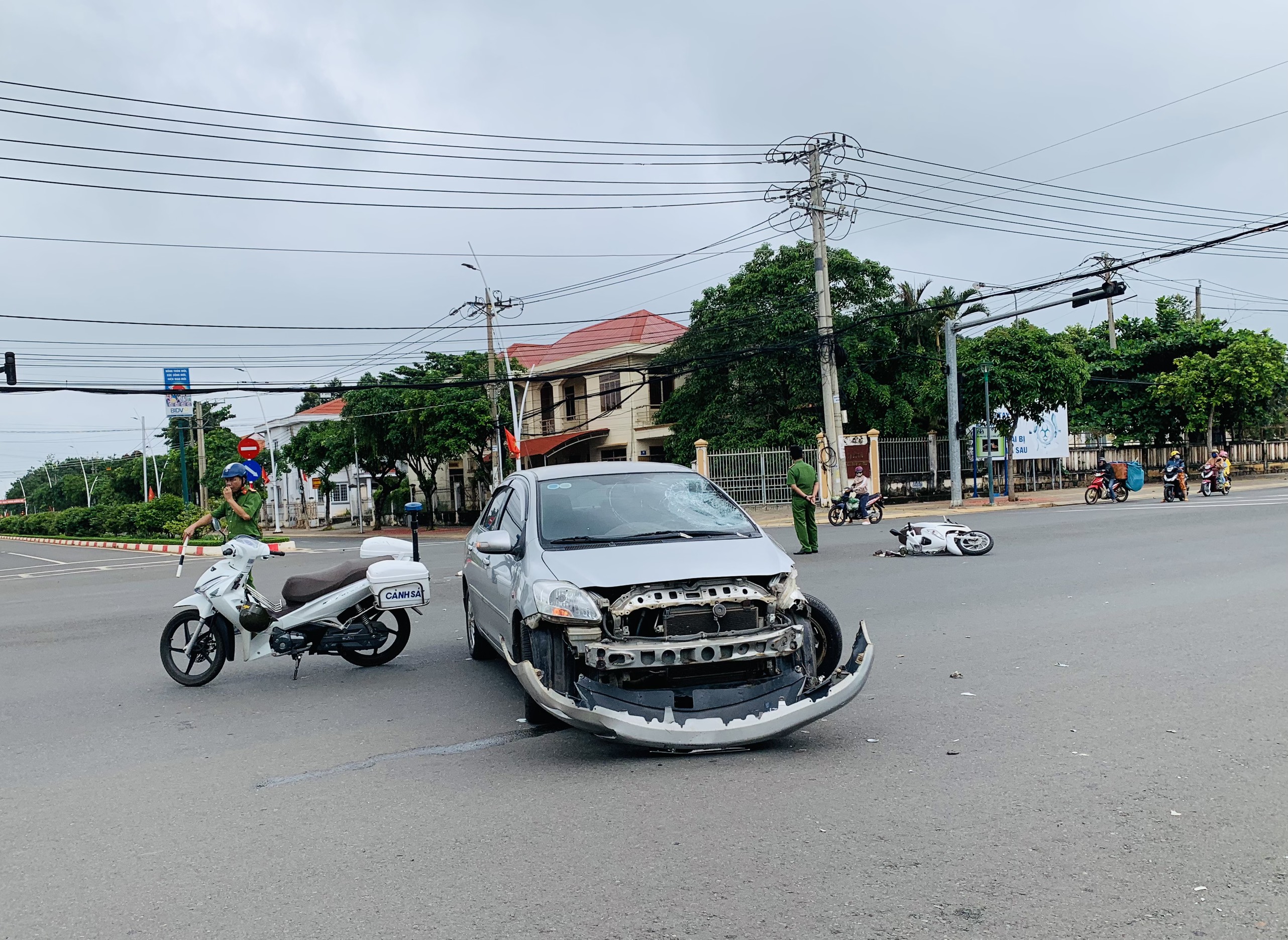 Lực lượng chức năng điều tiết giao thông và vệ hiện trường điều tra nguyên nhân vụ tai nạn giao thông