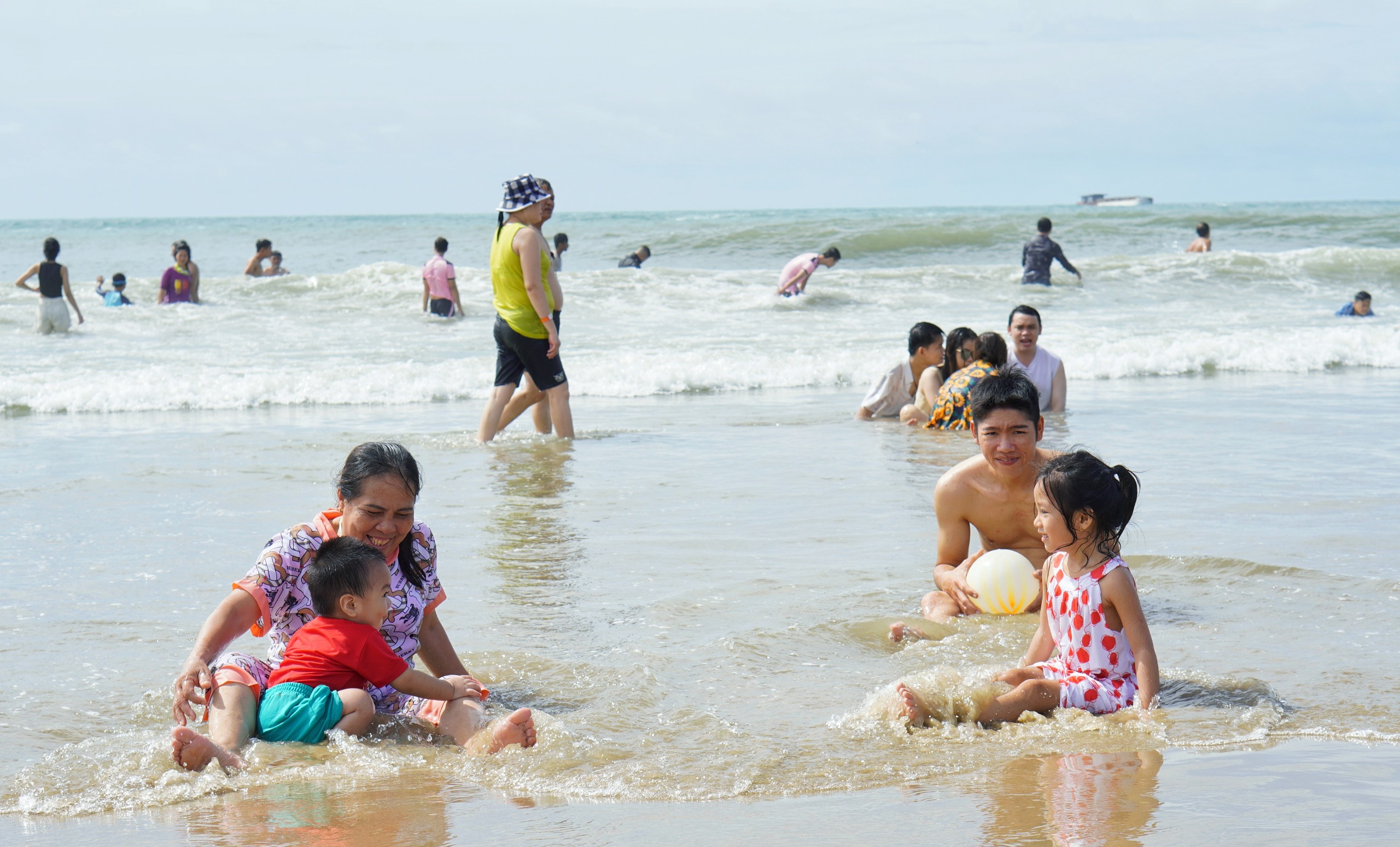Du khách vui chơi, tắm biển tại Bãi Sau TP. Vũng Tàu trong dịp nghỉ Lễ Quốc khánh năm nay.