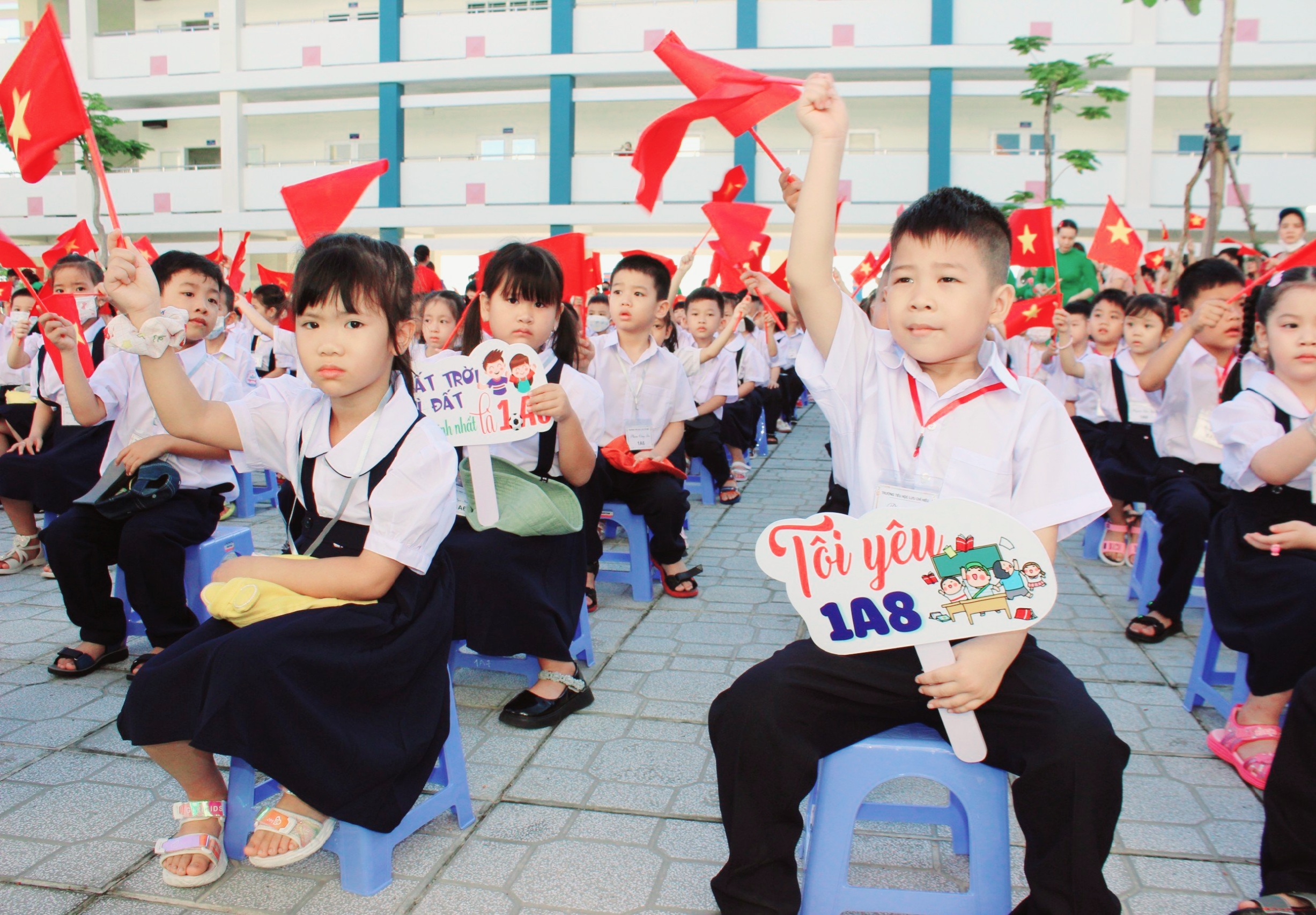 Các em HS hân hoan chào đón năm học mới.