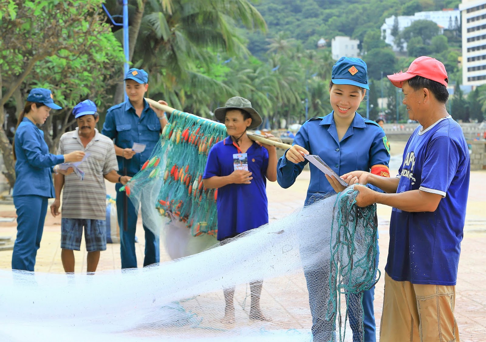 Dân quân tự vệ biển TP.Vũng Tàu tuyên truyền cho ngư dân về việc không sử dụng mìn, điện cao áp để khai thác hải sản.