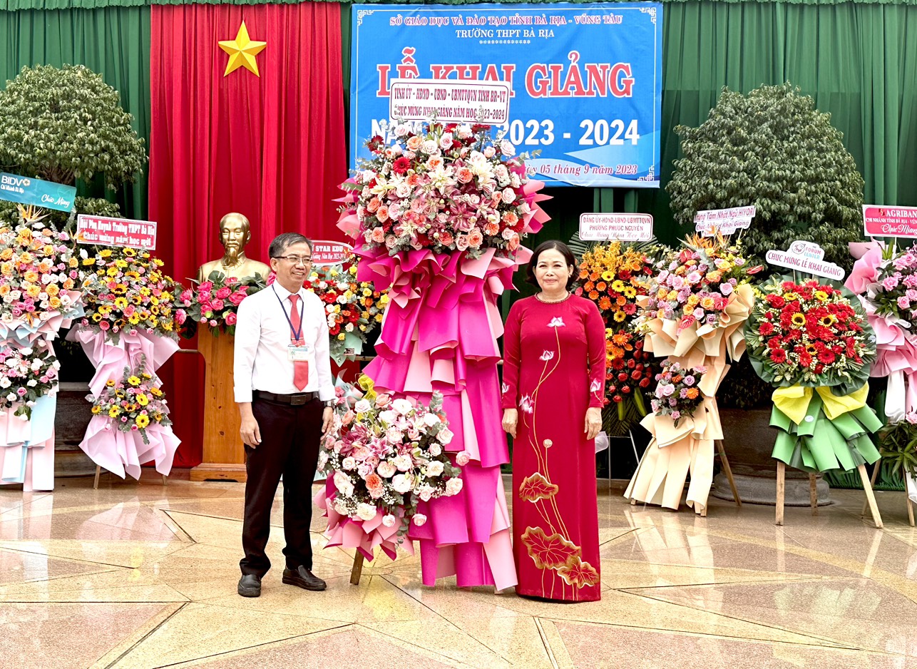 Bà Nguyễn Thị Yến, Phó Bí thư Thường trực Tỉnh uỷ, Trưởng Đoàn ĐBQH tỉnh tặng hoa chúc mừng Trường THPT Bà Rịa (TP. Bà Rịa) trong lễ khai giảng năm học mới. Ảnh: MINH NHÂN.