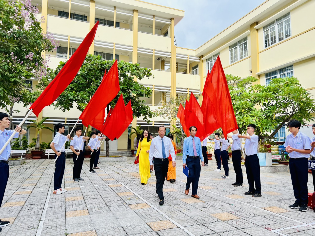 Ông Nguyễn Văn Thọ, Chủ tịch UBND tỉnh dự lễ khai giảng năm học mới tại Trường THPT Trần Nguyễn Hãn (TP. Vũng Tàu). Ảnh: KIM HỒNG