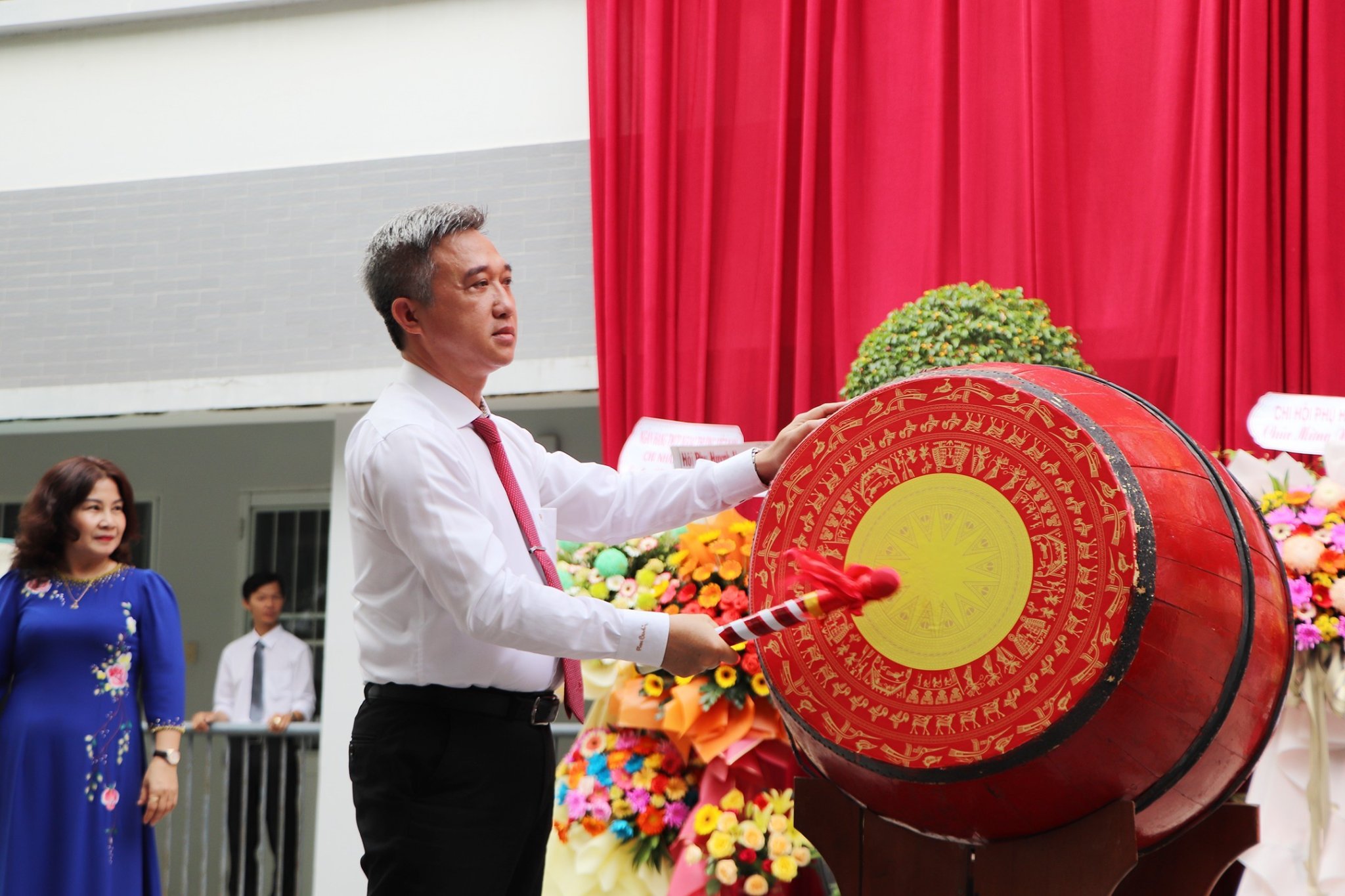 Ông Đặng Minh Thông, Phó Chủ tịch UBND tỉnh đánh trống khai giảng năm học mới tại Trường THPT Đinh Tiên Hoàng (TP.Vũng Tàu_. Ảnh: MINH THANH