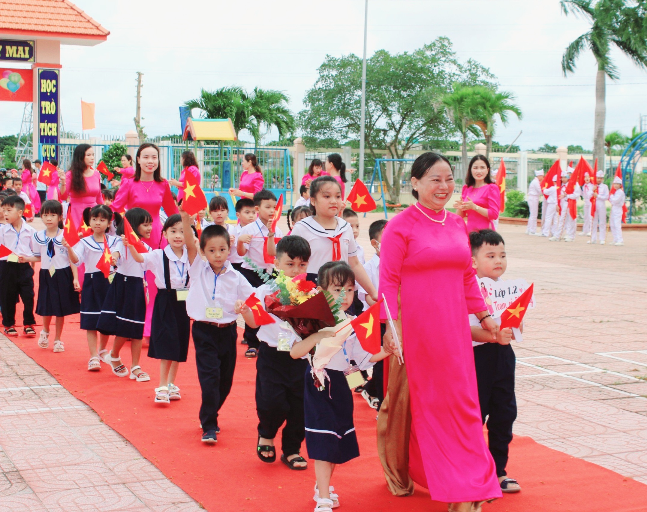 Cô trò Trường TH Võ Nguyên Giáp (TP. Vũng Tàu) nô nức chào đón năm học mới. Ảnh: KHÁNH CHI