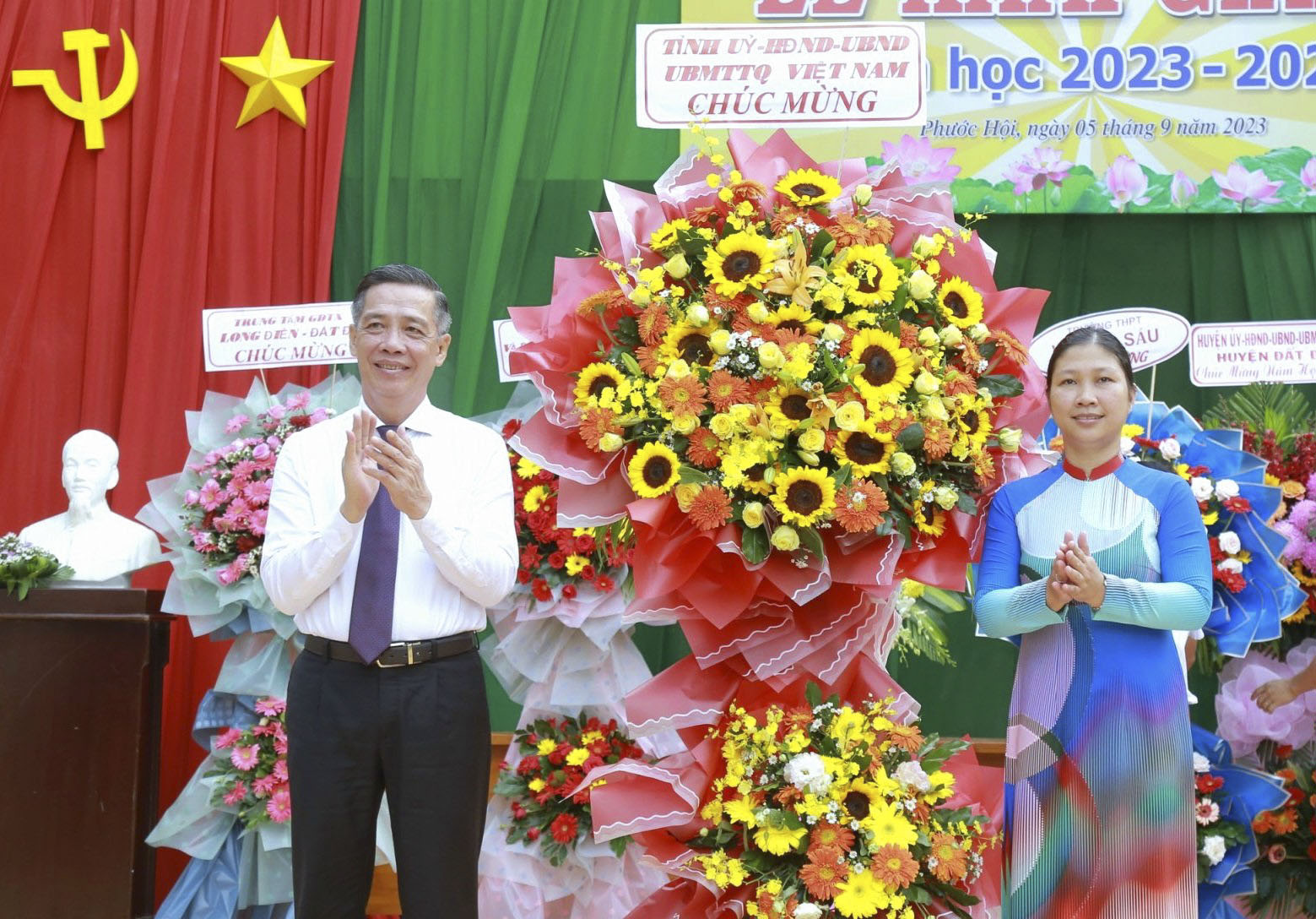 Ông Lưu Tài Đoàn, Uỷ viên Ban Thường vụ Tỉnh uỷ, Trưởng Ban Tổ chức Tỉnh uỷ thay mặt lãnh đạo tỉnh dự và tặng hoa chúc mừng Lễ khai giảng năm học mới tại Trường THPT Dương Bạch Mai (huyện Đất Đỏ). Ảnh: TUẤN VŨ