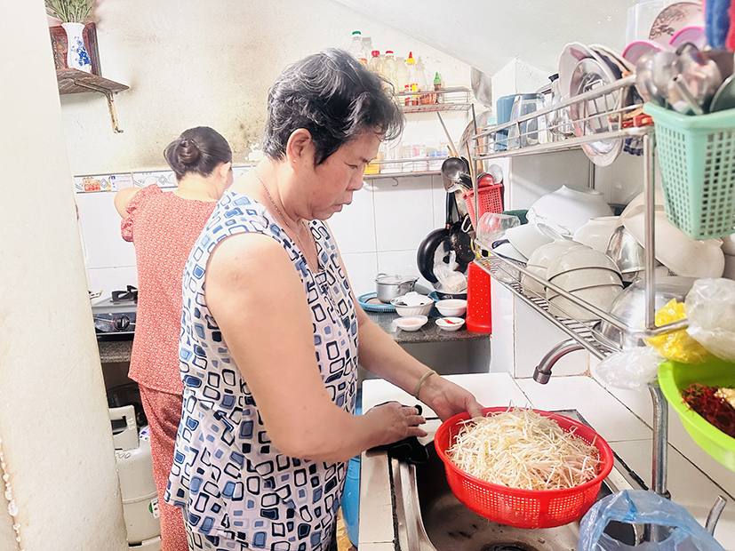 Một hộ dân ở chung cư Đông Bắc sân bay cơi nới phần diện tích cầu thang để làm bếp cho gia đình.