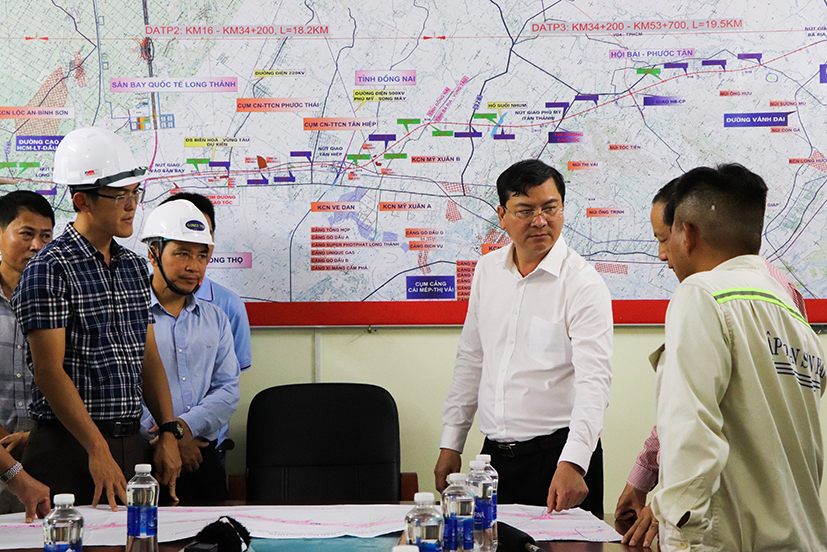 Ông Nguyễn Công Vinh, Phó Chủ tịch UBND tỉnh làm việc với liên danh các nhà thầu tại buổi khảo sát tiến độ triển khai thực hiện dự án cao tốc BH-VT vào ngày 6/8/2023.