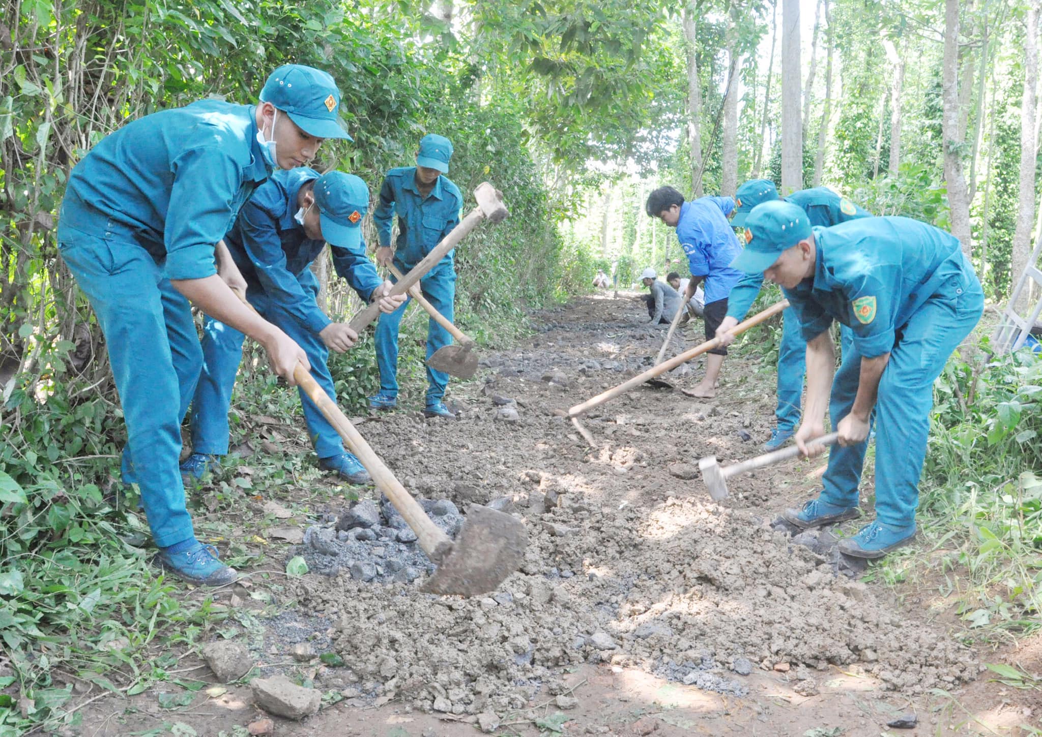 Lực lượng dân quân tự vệ tham gia làm đường giao thông nông thôn tại xã Kim Long, huyện Châu Đức.