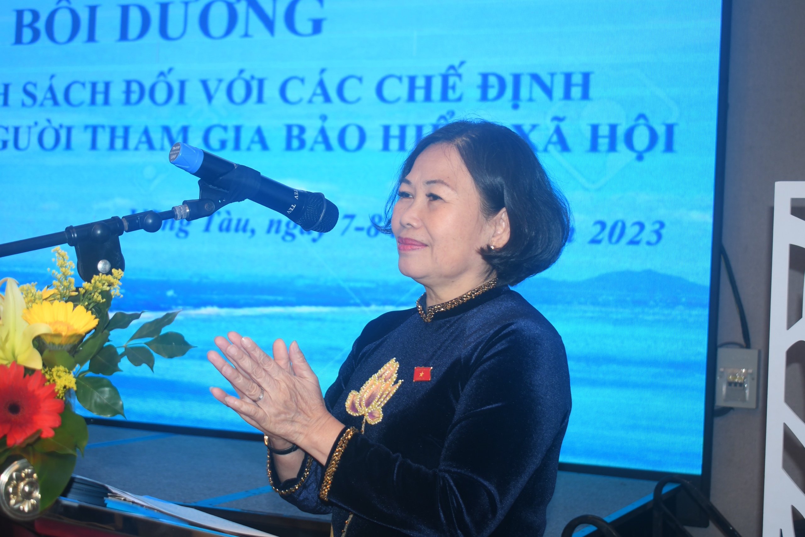 Bà Nguyễn Thị Yến, Phó Bí thư Thường trực Tỉnh ủy, Trưởng Đoàn ĐBQH tỉnh phát biểu chào mừng hội nghị