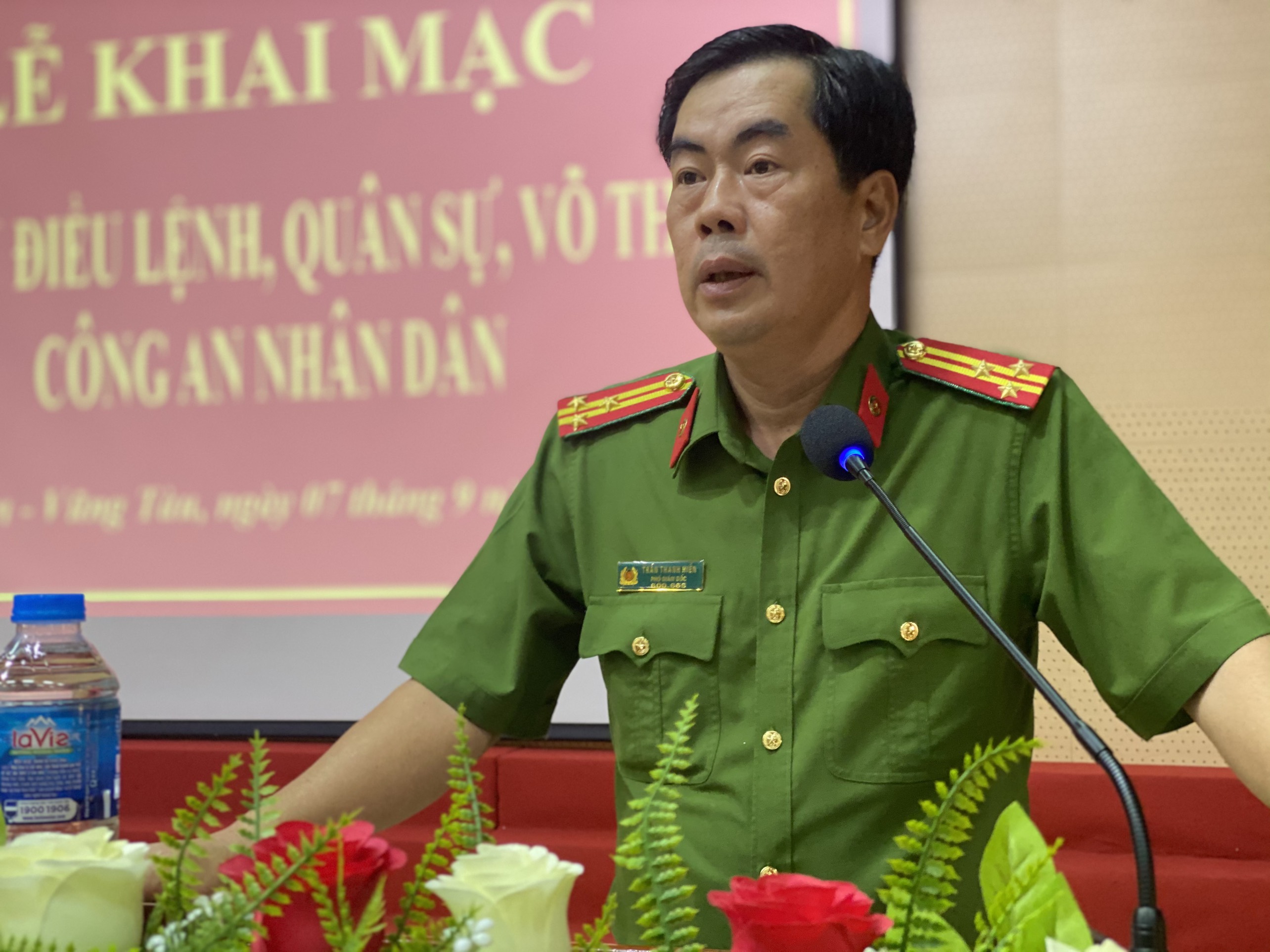 Thượng tá Trần Thanh Hiển, Phó Giám đốc Công an tỉnh phát biểu chỉ đạo tại buổi khai mạc