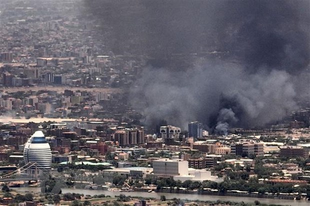 Khói bốc lên sau các cuộc giao tranh tại Khartoum, Sudan.