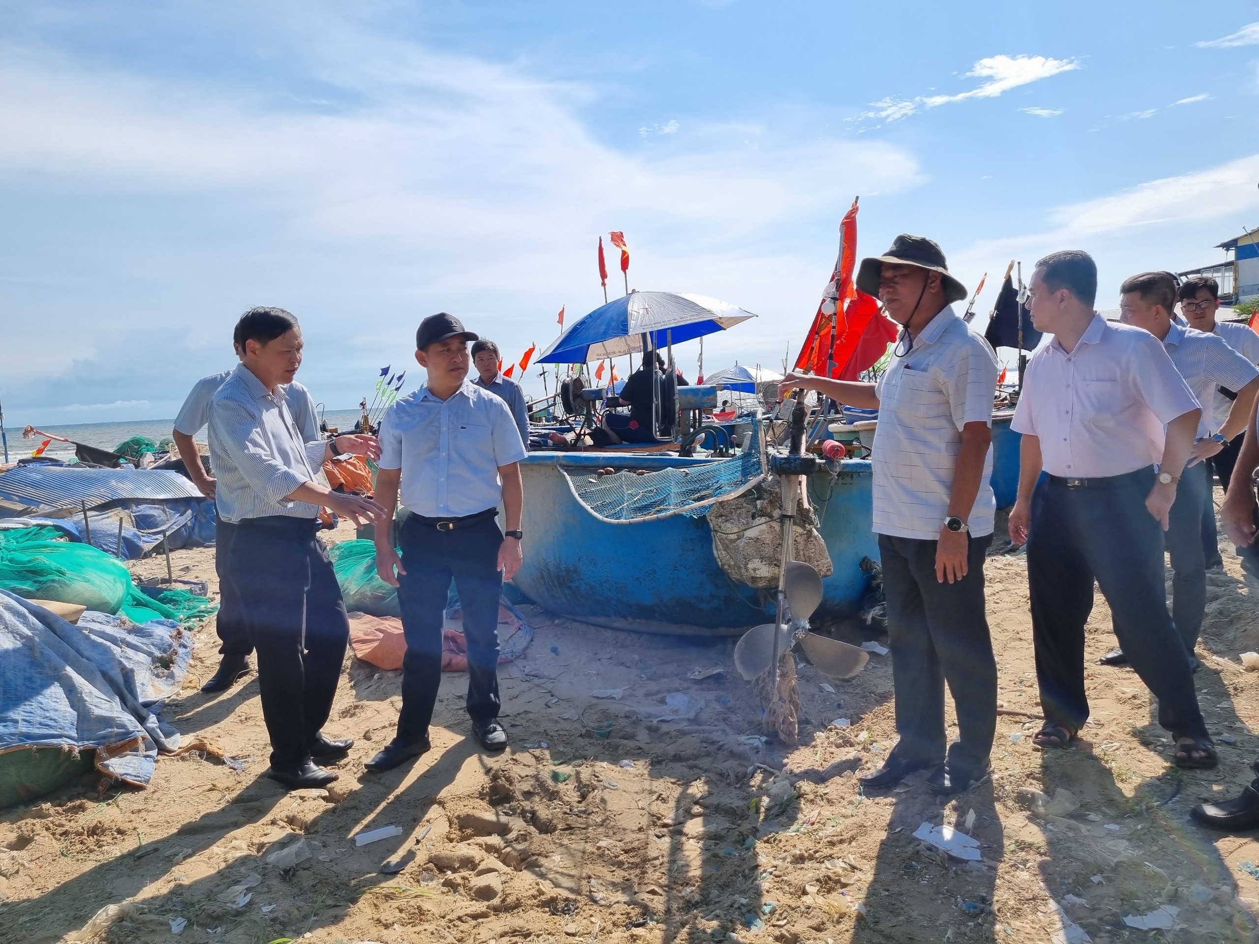 Lãnh đạo huyện Long Điền và TT.Long Hải khảo sát khu vực ngư dân neo đậu thuyền thúng trong khuôn viên Tổng Công ty Ba Son.