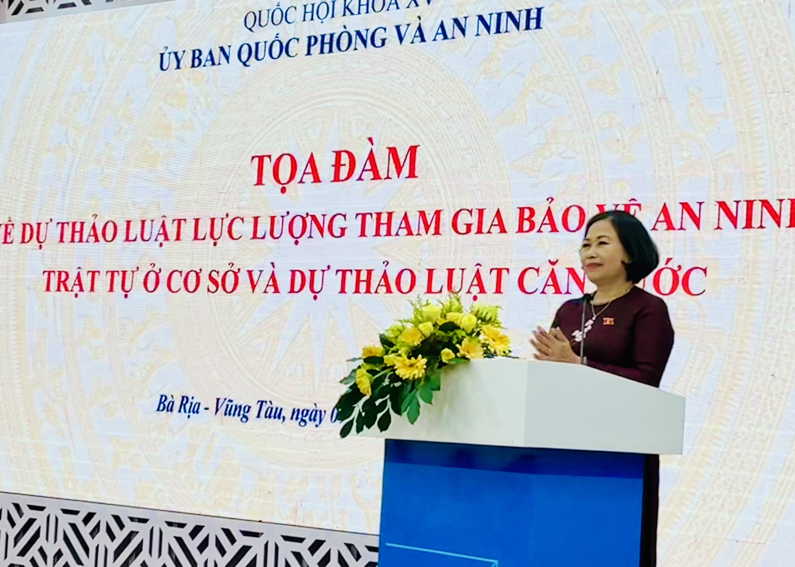 Phó Bí thư Thường trực Tỉnh ủy, Trưởng đoàn ĐBQH tỉnh Nguyễn Thị Yến phát biểu chào mừng tọa đàm