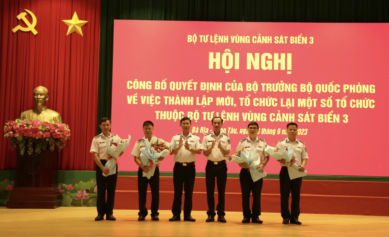 Thiếu tướng Ngô Bình Minh, Tư lệnh Vùng CSB 3 và Đại tá Lê Văn Tú, Chính ủy Vùng CSB 3 tặng hoa chúc mừng lãnh đạo, chỉ huy các đơn vị tổ chức mới, tổ chức lại.