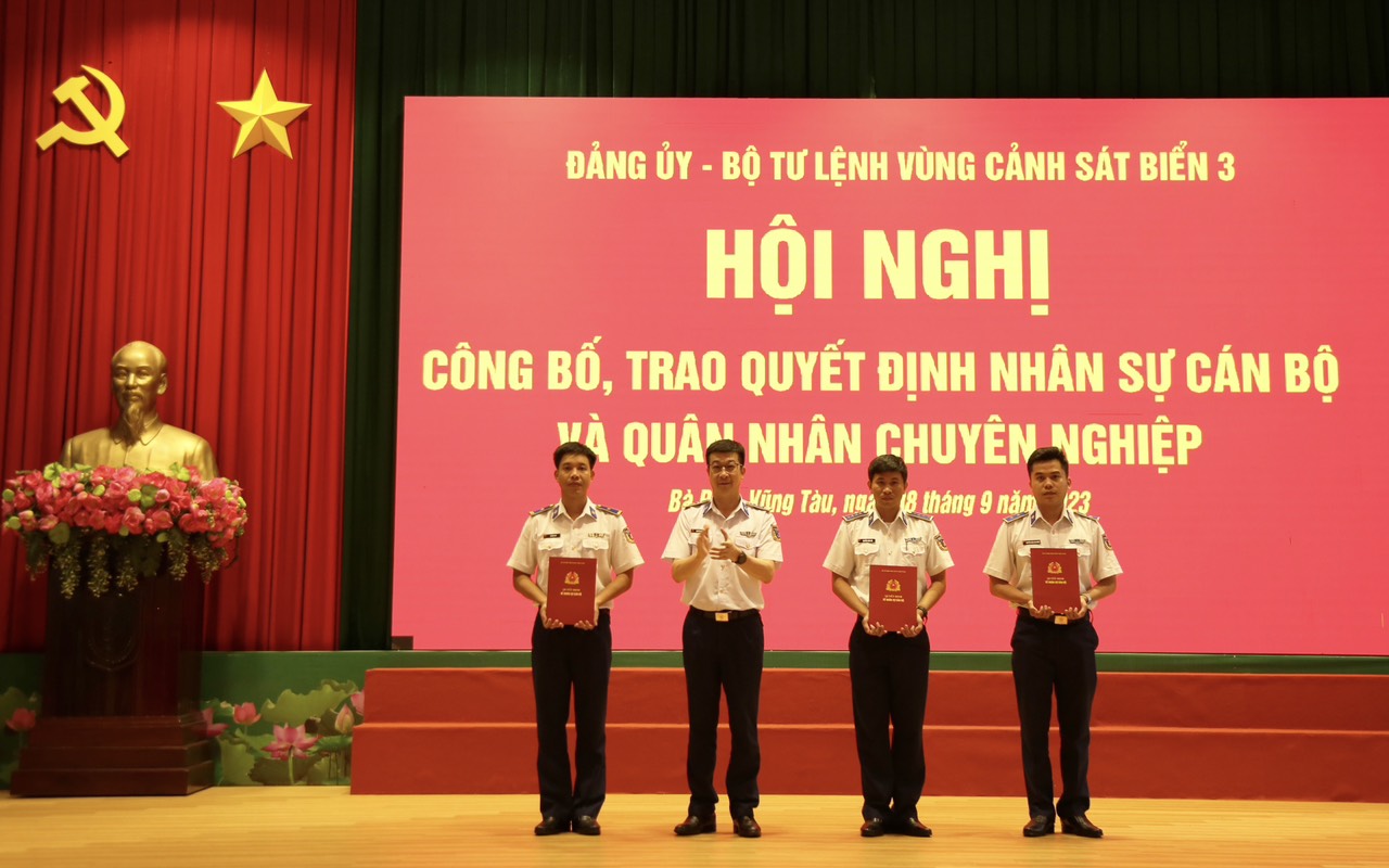 Lãnh đạo Bộ Tư lệnh Vùng CSB 3 trao quyết định cho các đồng chí được điều động bổ nhiệm cương vị mới.