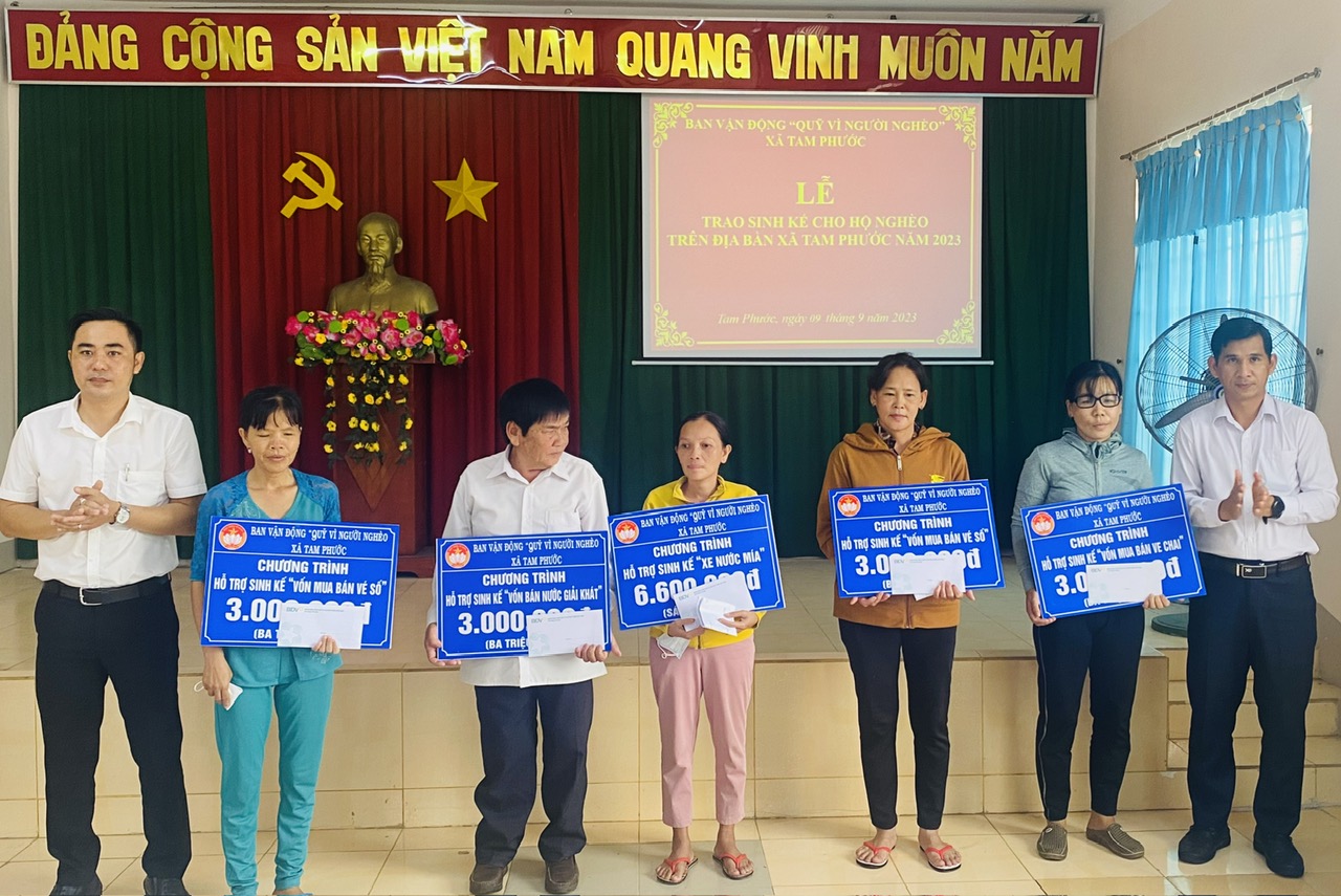 Lãnh đạo xã Tam Phước và mạnh thường quân trao vốn sinh kế cho các hộ nghèo.