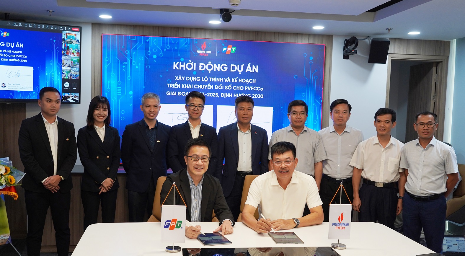 Ông Lê Cự Tân, Tổng Giám đốc PVFCCo và ông Trần Huy Bảo Giang, Tổng Giám đốc FPT Digital ký kết dự án tư vấn chuyển đổi số toàn diện.