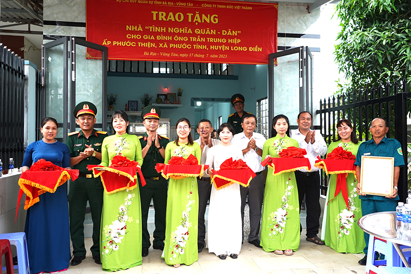 Lãnh đạo Bộ CHQS tỉnh và Công ty TNHH Đức Việt Thành cắt băng khánh thành “Nhà tình nghĩa quân - dân” tặng gia đình ông Trần Trung Hiệp (ấp Phước Thiện, xã Phước Tỉnh, huyện Long Điền).