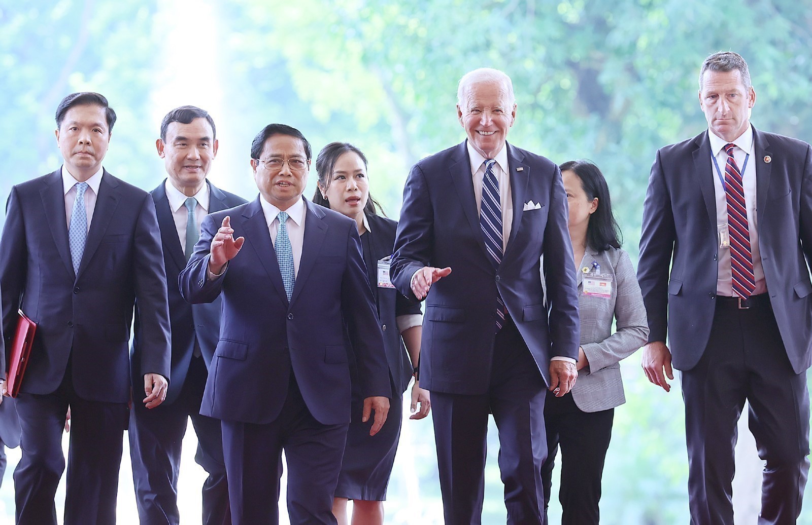 Thủ tướng Phạm Minh Chính và Tổng thống Hoa Kỳ Joe Biden thăm quan trưng bày một số hình ảnh tiêu biểu về quan hệ hợp tác Việt Nam-Hoa Kỳ.