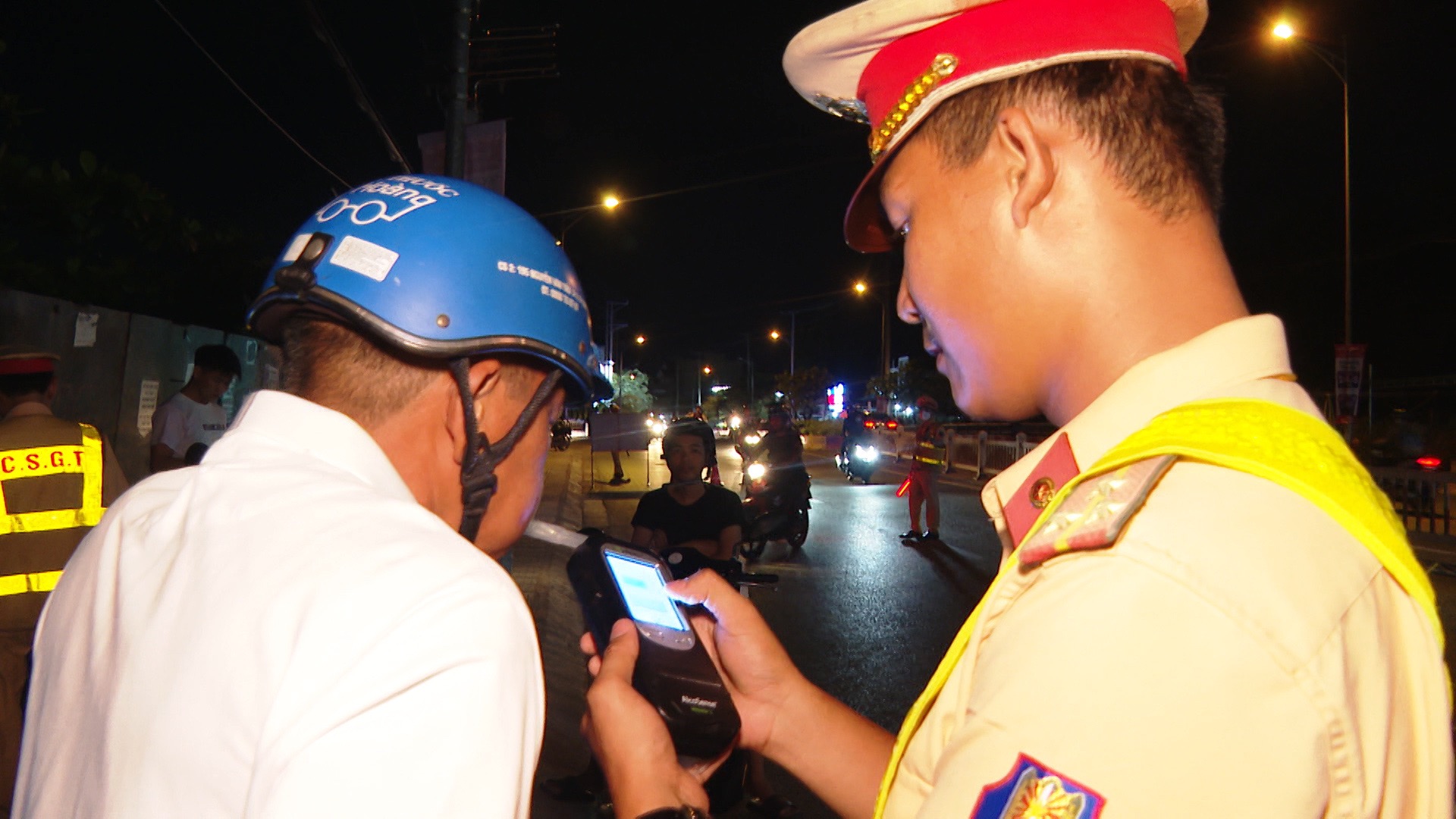 CSGT TP.Vũng Tàu kiểm tra nồng độ cồn người điều khiển phương tiện lưu thông trên đường 30/4.