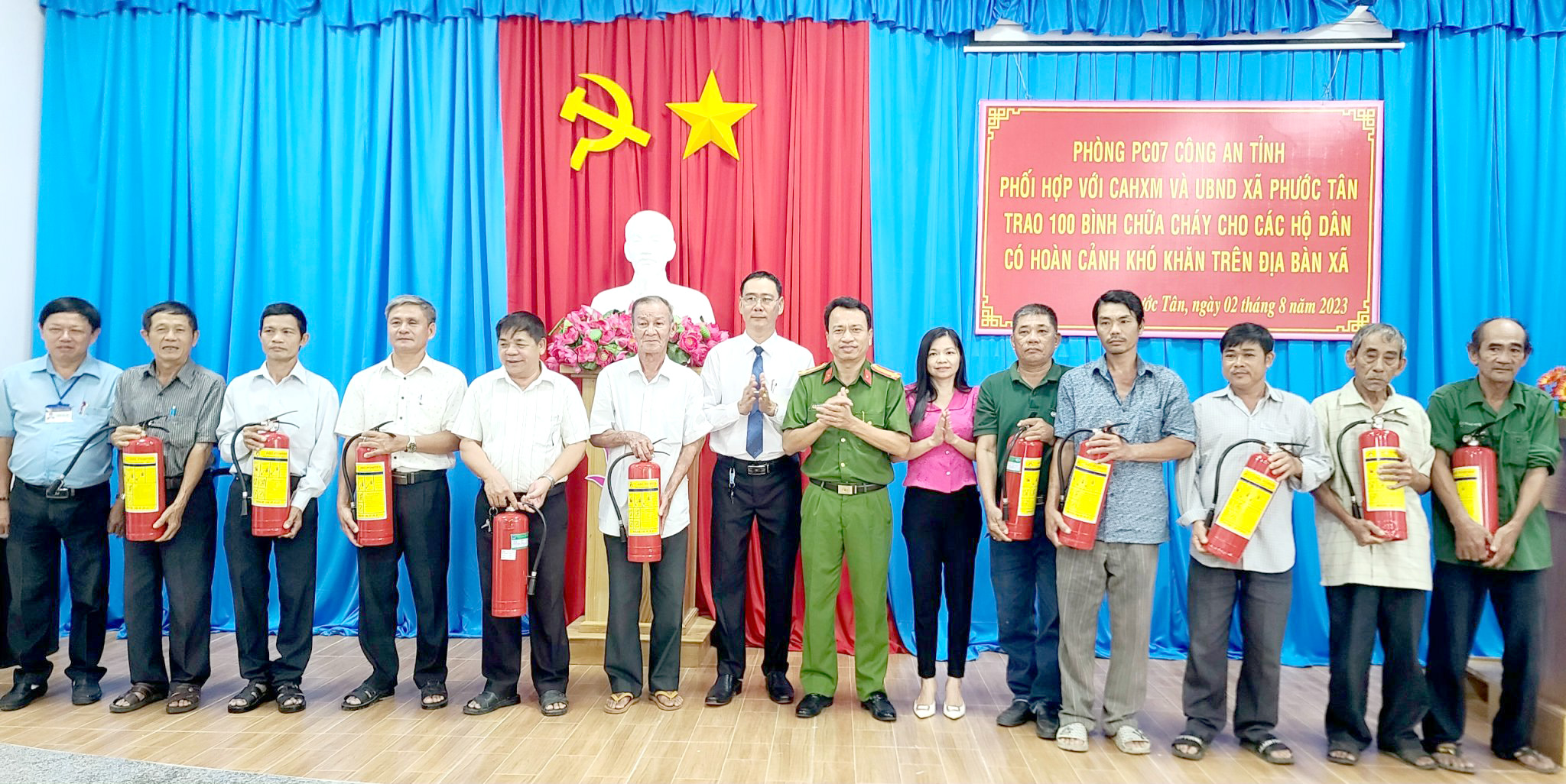 Đại diện Phòng Cảnh sát PCCC và CNCH Công an tỉnh, Công an huyện Xuyên Mộc trao thiết bị PCCC  cho các hộ có hoàn cảnh khó khăn trên địa bàn xã Phước Tân và xã Tân Lâm.