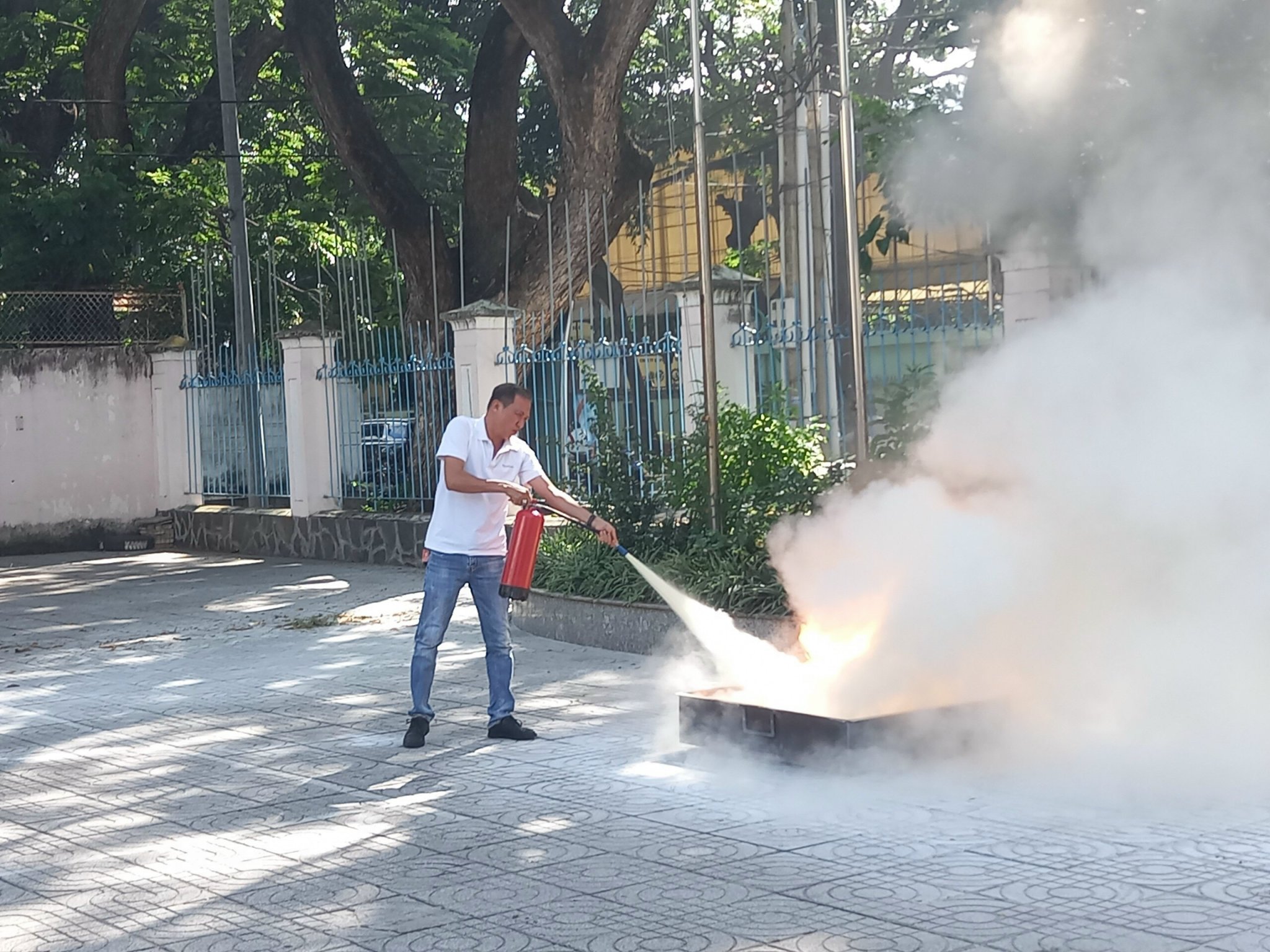 Người dân trên địa bàn TP.Vũng Tàu được cán bộ Cảnh sát PCCC  tập luyện sử dụng bình chữa cháy cầm tay.