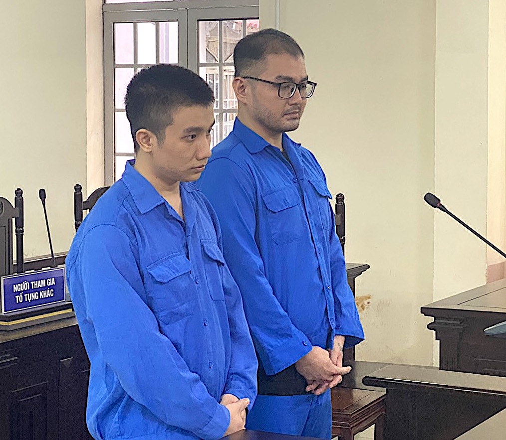 Bị cáo Hoàng và Đạt (bên phải) bị tuyên phạt tổng cộng 20 năm tù về tội mua bán chất ma tuý.