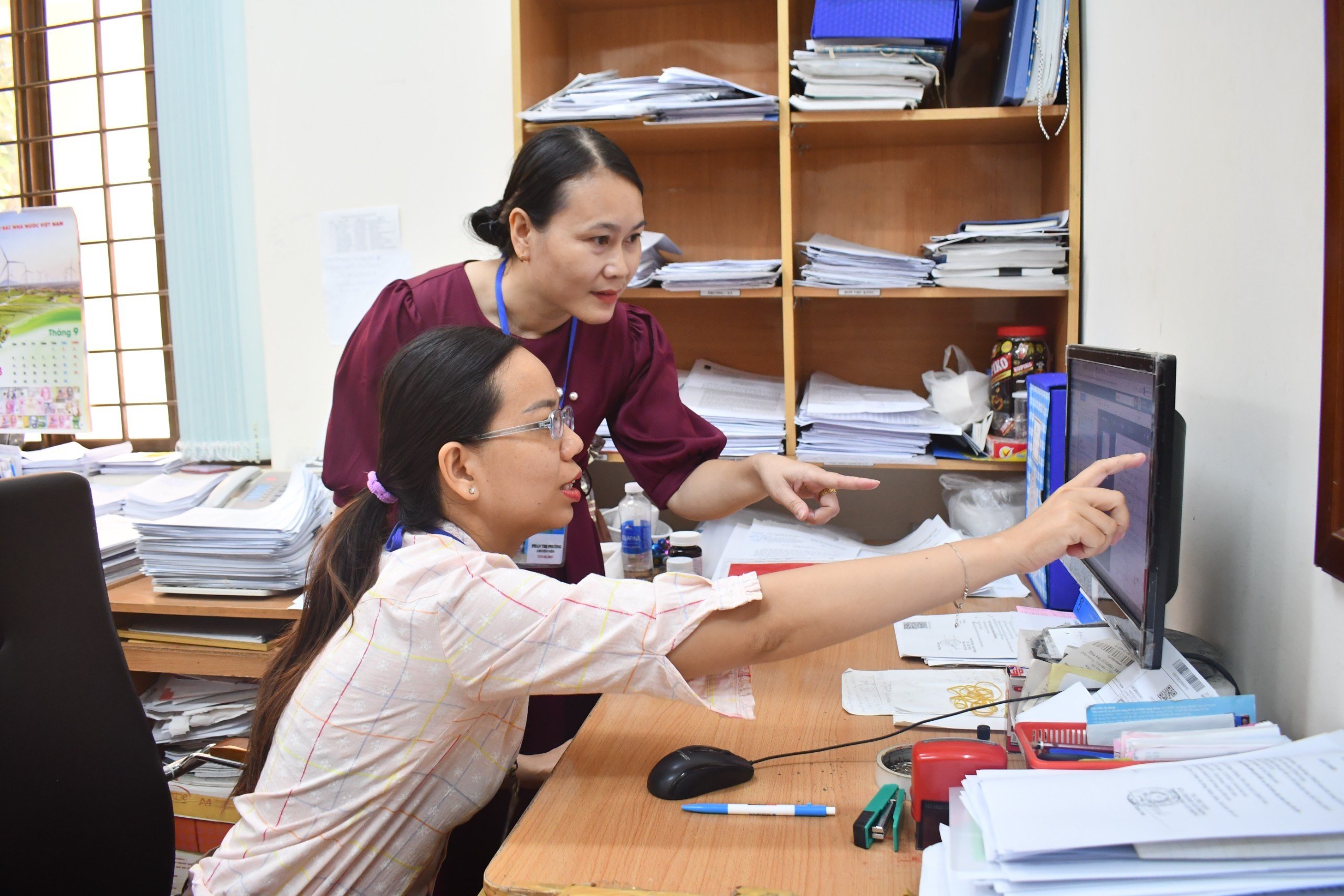 Thành viên Đoàn kiểm tra CCHC của tỉnh kiểm tra văn bản hành chính tại Bộ phận văn phòng UBND TP. Bà Rịa.
