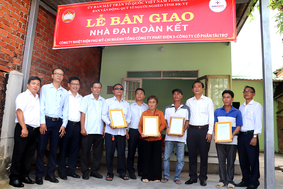 Đại diện UBMTTQ Việt Nam tỉnh, đơn vị tài trợ tại lễ bàn giao nhà đại đoàn kết cho 4 hộ dân TX.Phú Mỹ.