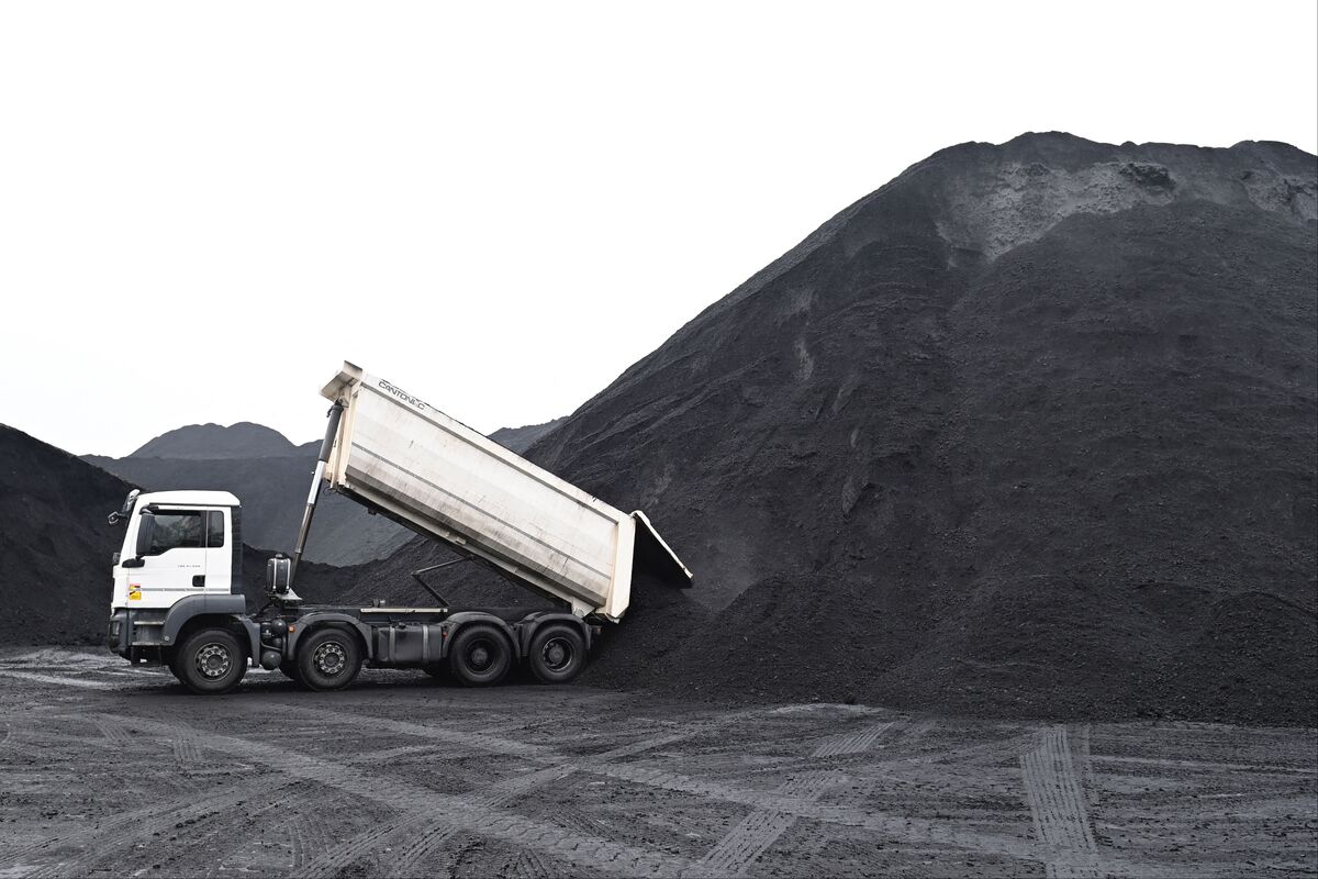 Xe tải bốc dỡ than tại Nhà máy Điện than Emile Huchet GazelEnergie, ở Carling, miền Đông nước Pháp.