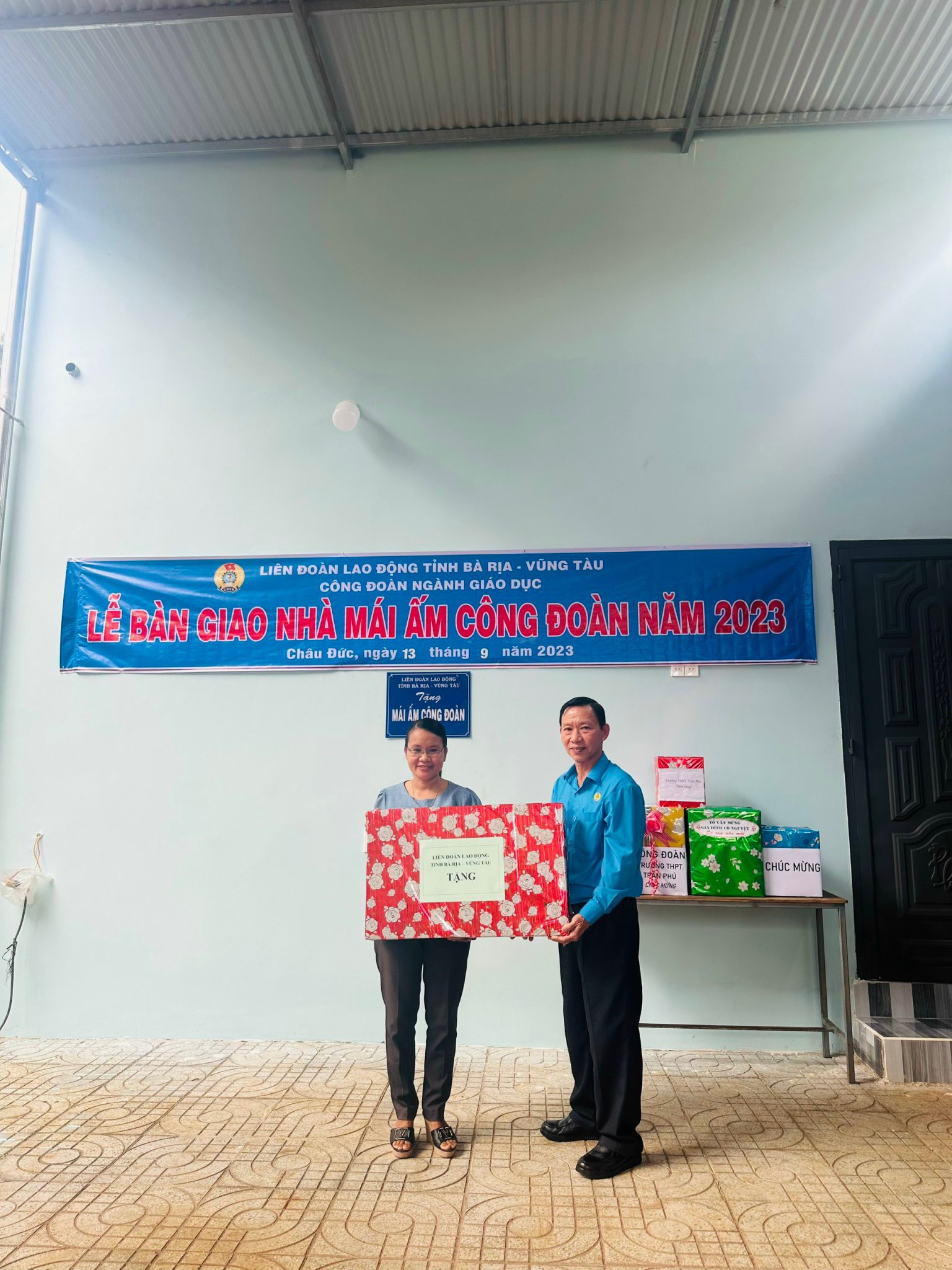 Đại diện LĐLĐ tỉnh trao quà cho cô  Nguyễn Thị Nguyệt. Ảnh: ĐÔNG TRÚC