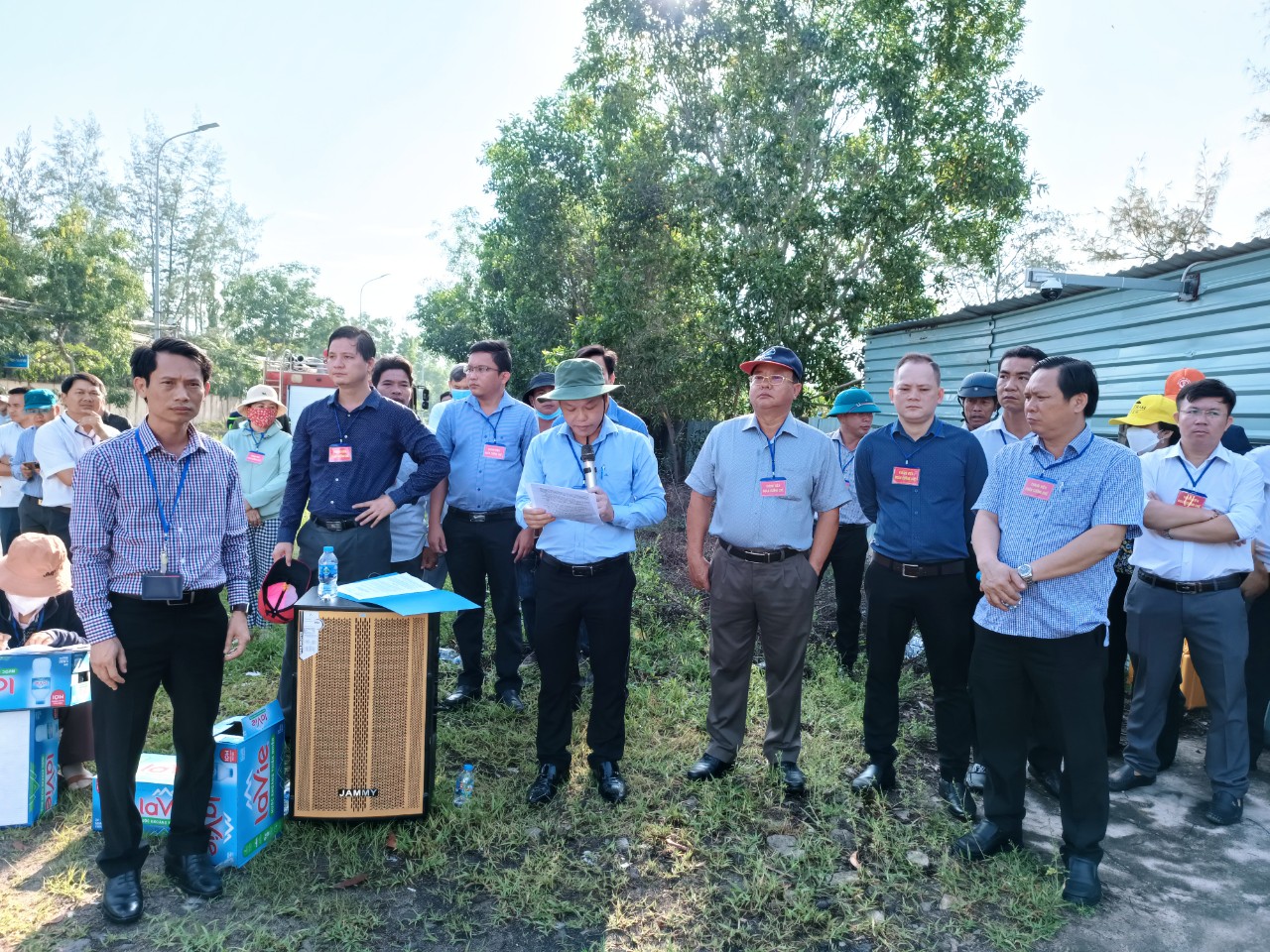 Lực lượng chức năng huyện Xuyên Mộc thực hiện cưỡng chế công trình vi phạm trong lĩnh vực đất đai  tại xã Phước Thuận.