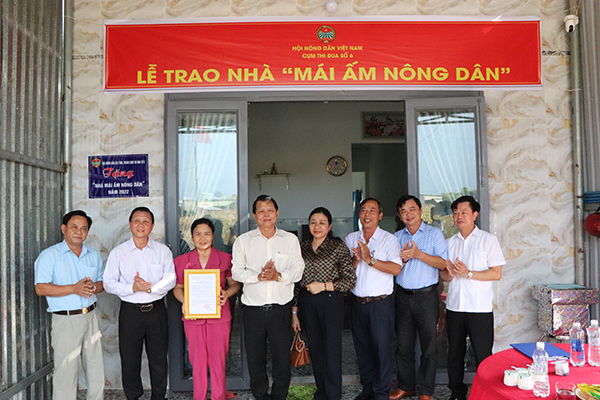 Ông Phạm Minh Hùng, Ủy viên Ban Thường vụ Trung ương  Hội Nông dân Việt Nam (Phụ trách Văn phòng phía Nam)  cùng lãnh đạo Hội Nông dân các tỉnh, thành trong Cụm thi đua số 6 trao quyết định bàn giao nhà cho bà Lê Thị Hoa.