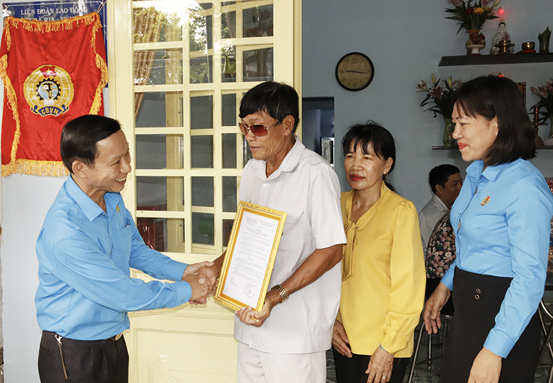 Lãnh đạo LĐLĐ tỉnh trao Quyết định bàn giao Mái ấm công đoàn cho vợ chồng anh Nguyễn Văn Sen.