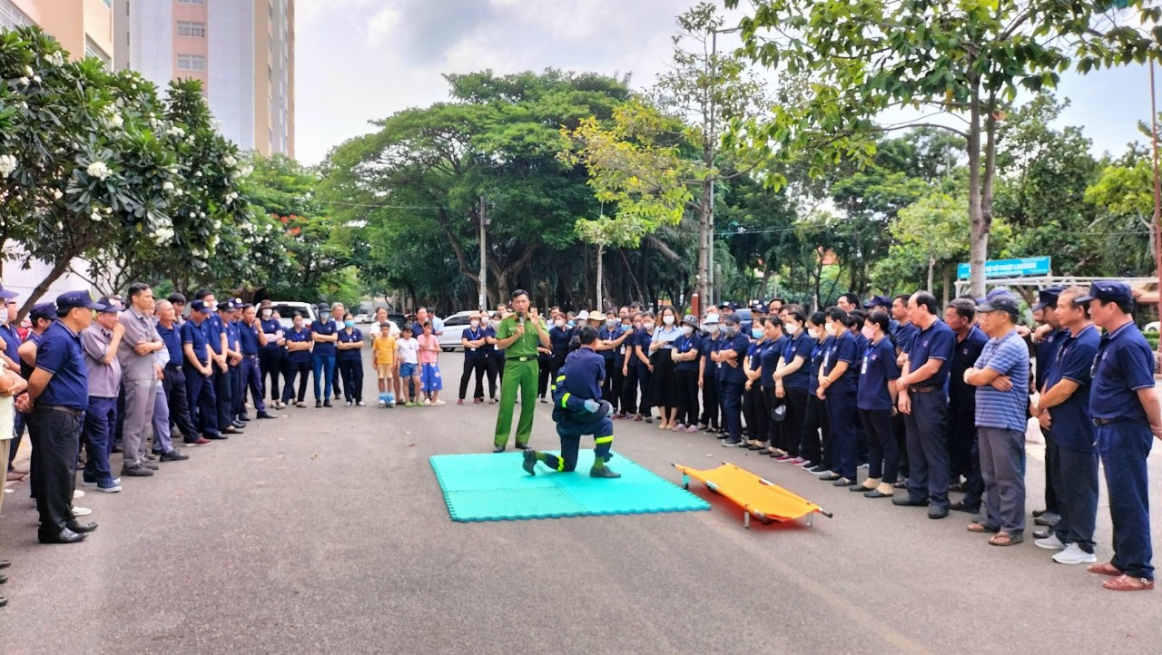 Lực lượng chức năng diễn tập PCCC, cứu người bị nạn tại chung cư Seaview (TP.Vũng Tàu).