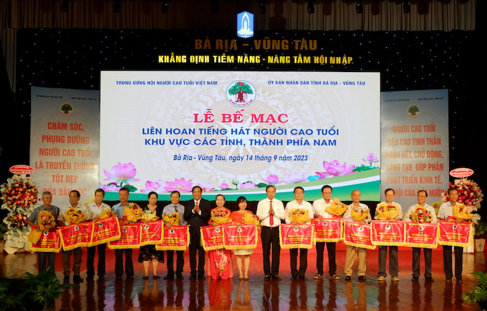 Ông Nguyễn Thanh Bình, Chủ tịch Trung ương Hội NCT Việt Nam; ông Nguyễn Văn Thọ, Chủ tịch UBND tỉnh trao các giải A, B và C cho đại diện 14 Đội văn nghệ NCT.