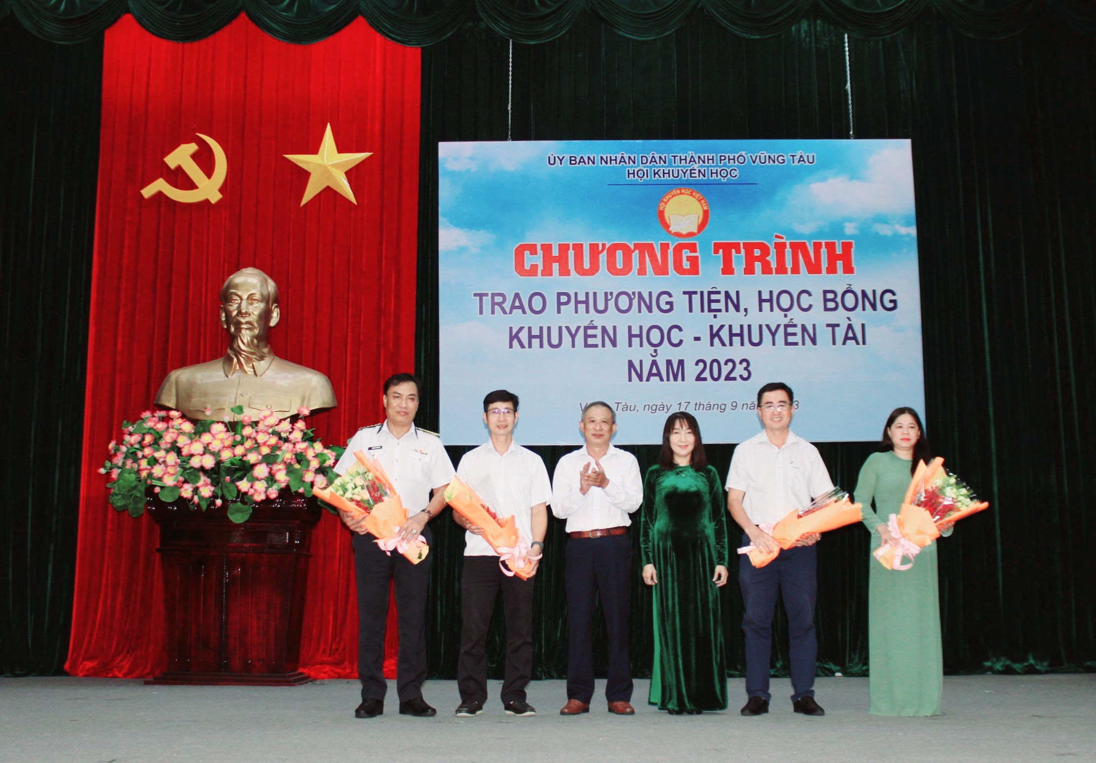 Lãnh đạo Hội Khuyến học tỉnh, Hội Khuyến học TP. Vũng Tàu tặng hoa tri ân các đơn vị tài trợ, nhà hảo tâm.