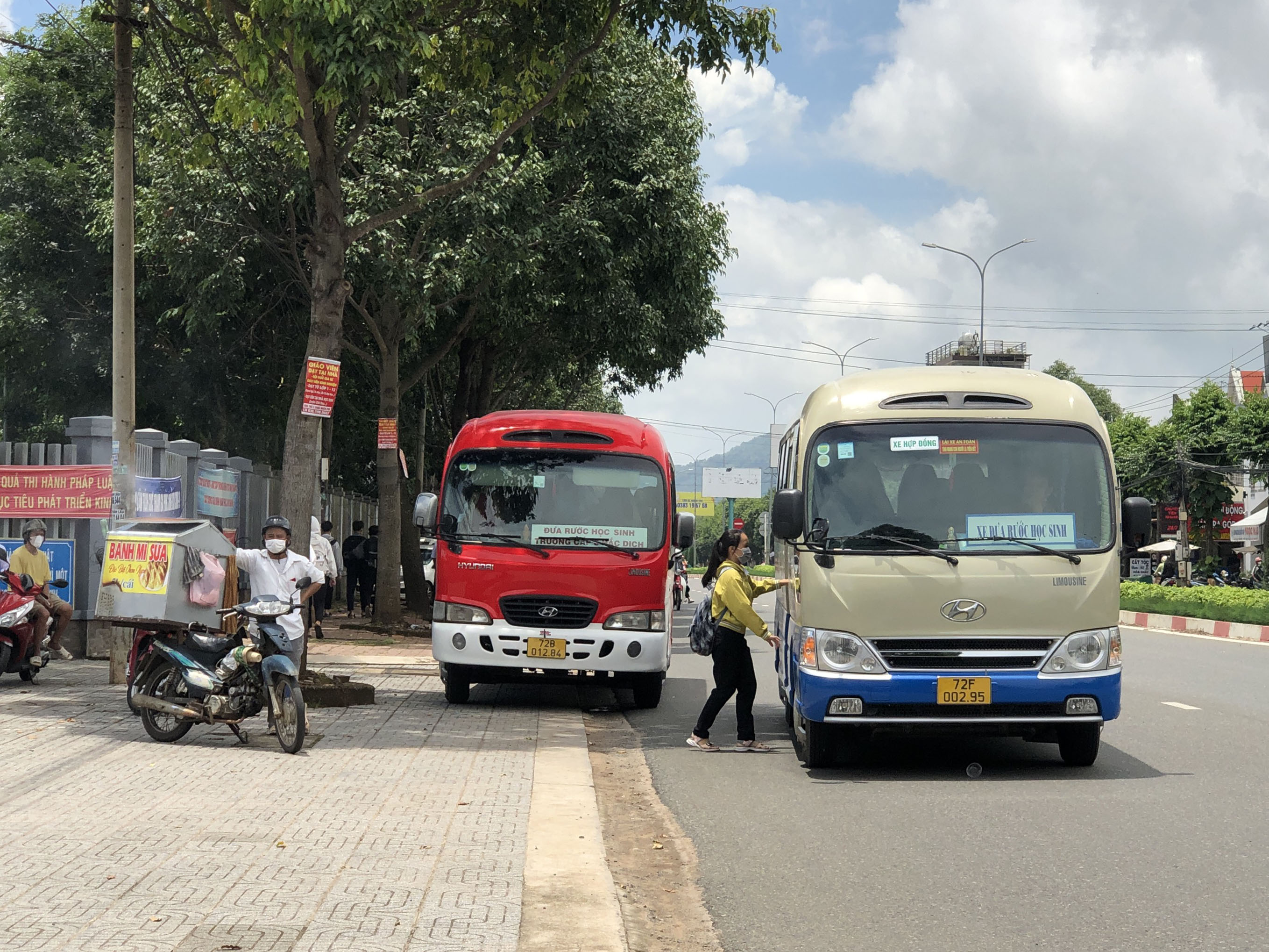 Xe đưa đón học sinh tại trước cổng Trường THPT Hắc Dịch, phường Hắc Dịch, TX.Phú Mỹ.