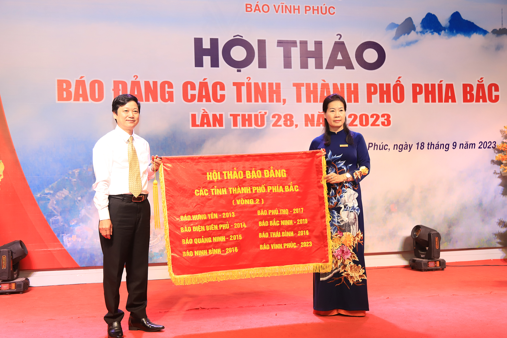 Báo Vĩnh Phúc đã trao Cờ luân lưu tổ chức Hội thảo Báo Đảng các tỉnh, thành phố phía Bắc lần thứ 29 cho Báo Bắc Giang