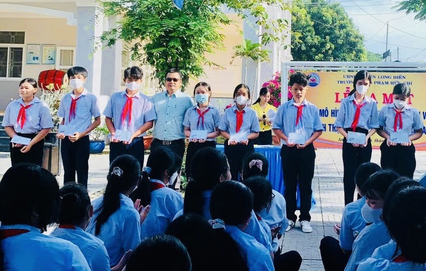Lãnh đạo trường THCS Phạm Hữu Chí (xã An Ngãi, huyện Long Điền) trao học bổng cho các em học sinh.