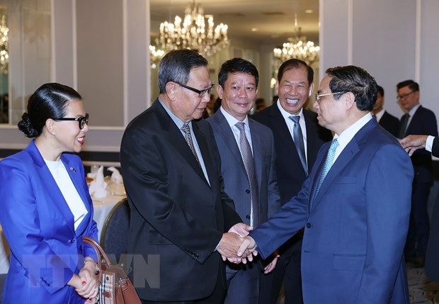 Thủ tướng Phạm Minh Chính với một số doanh nghiệp Việt kiều tiêu biểu tại San Francisco, Hoa Kỳ. (Ảnh: Dương Giang/TTXVN)