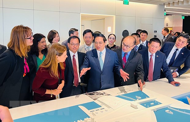 Thủ tướng Phạm Minh Chính tham quan trưng bày sản phẩm công nghệ, đổi mới sáng tạo. (Ảnh: Dương Giang/TTXVN)