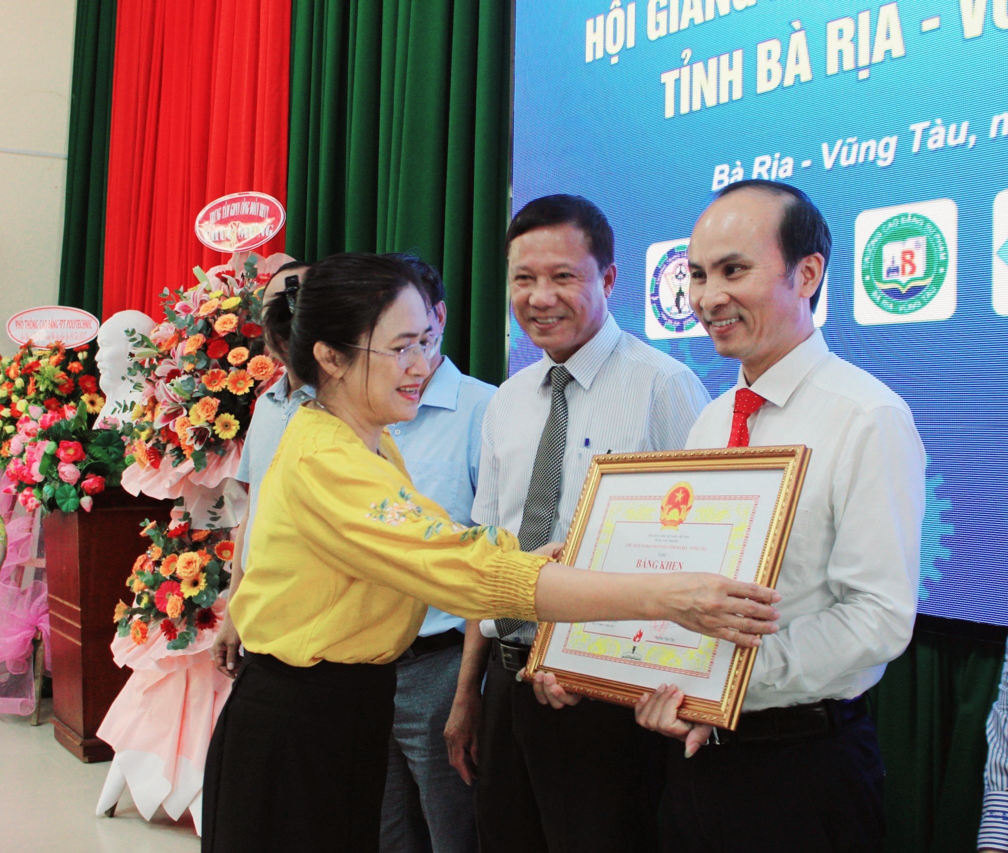 Bà Đinh Thị Trúc My, Phó Giám đốc Sở LĐTBXH trao Bằng khen cho Trường CĐ Kỹ thuật Công nghệ Bà Rịa-Vũng Tàu, đơn vị đoạt giải Nhất toàn đoàn tại hội giảng.