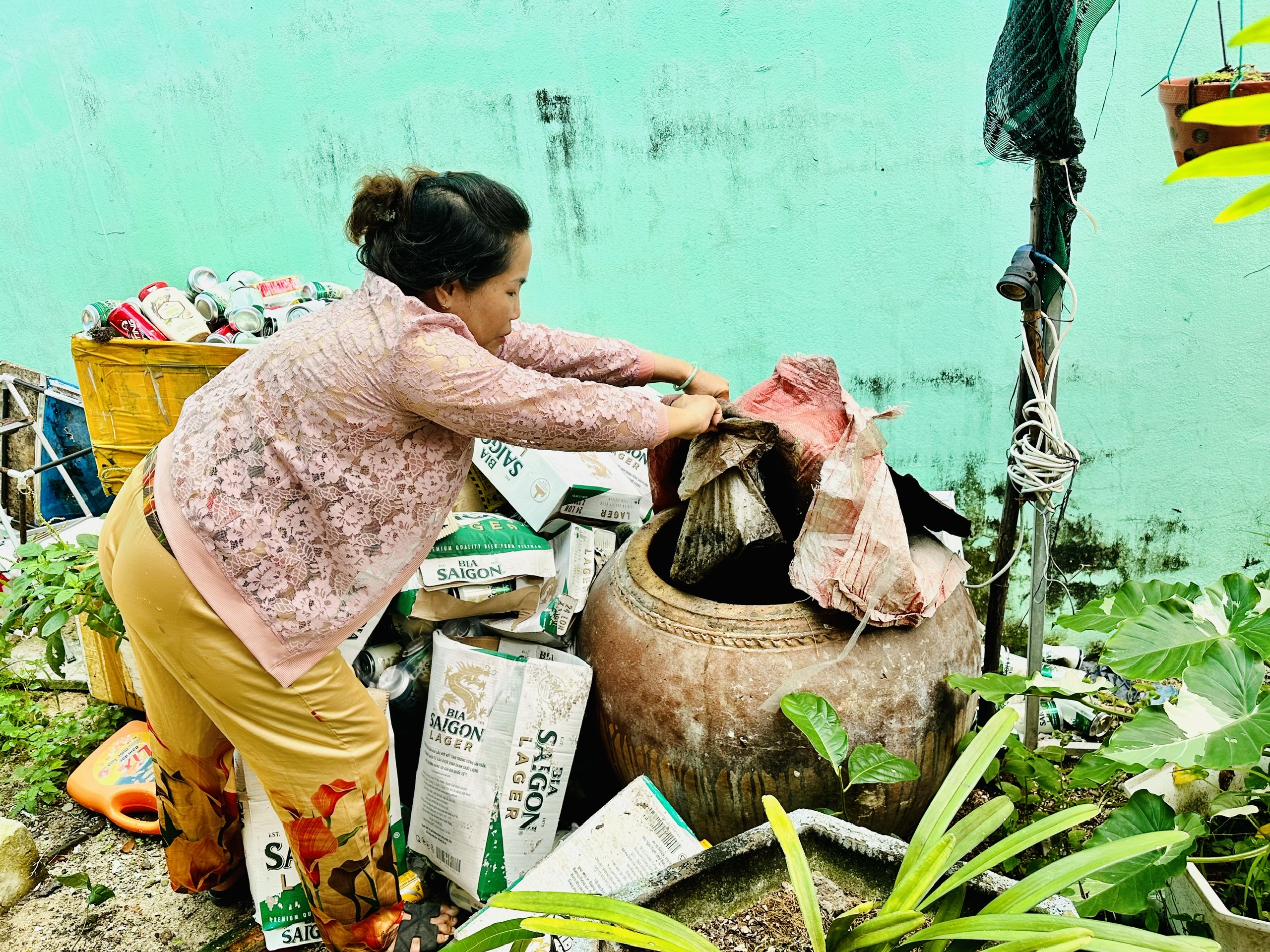 Chị Nguyễn Thị Lùn (tổ 13, thôn 1, xã Long Sơn) ủ rác hữu cơ để làm phân bón.