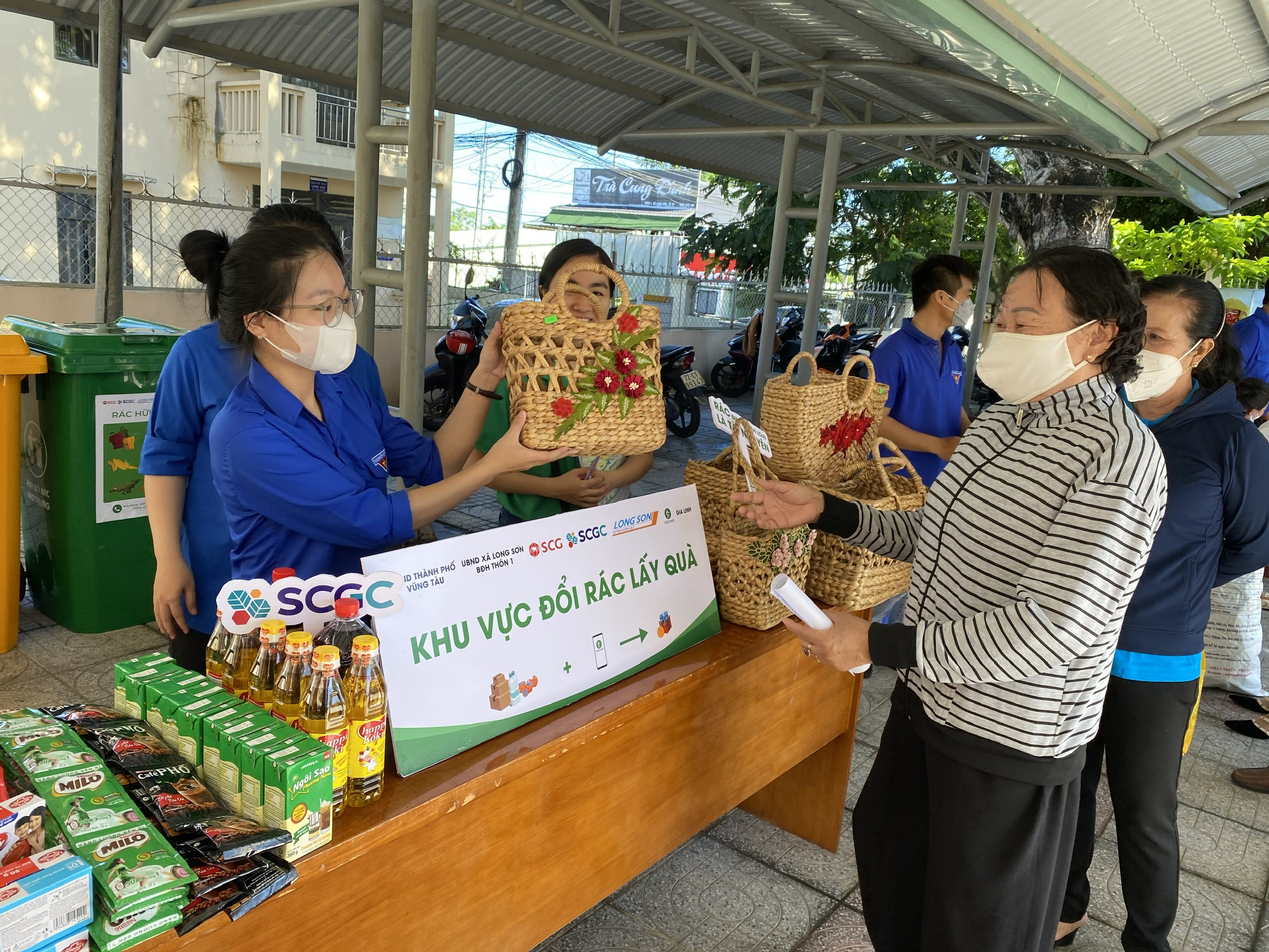 Người dân xã Long Sơn tham gia đổi rác lấy quà.