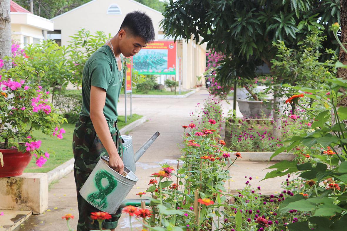 Chiến sĩ Đại đội pháo binh 38 chăm sóc cây trong doanh trại.