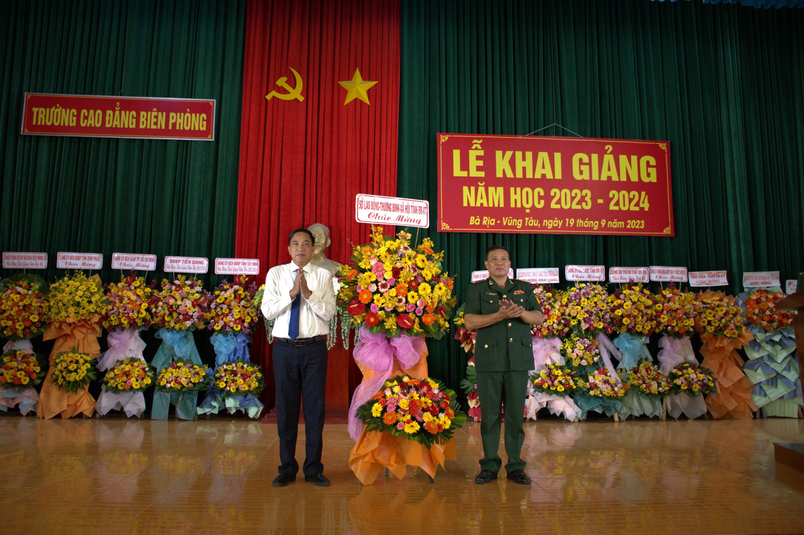 Lãnh đạo Sở LĐTBXH tặng hoa chúc mừng Trường CĐ Biên phòng nhân dịp khai giảng năm học mới 2023-2024.