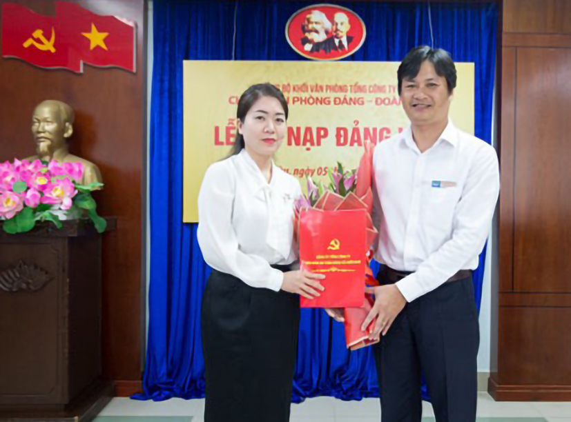 Ông Nguyễn Văn Công, Bí thư Chi bộ Văn phòng Đảng-Đoàn thể trao quyết định kết nạp cho đảng viên Đỗ Ngọc Mai, chuyên viên Văn phòng Đảng - Đoàn thể VMS-South.