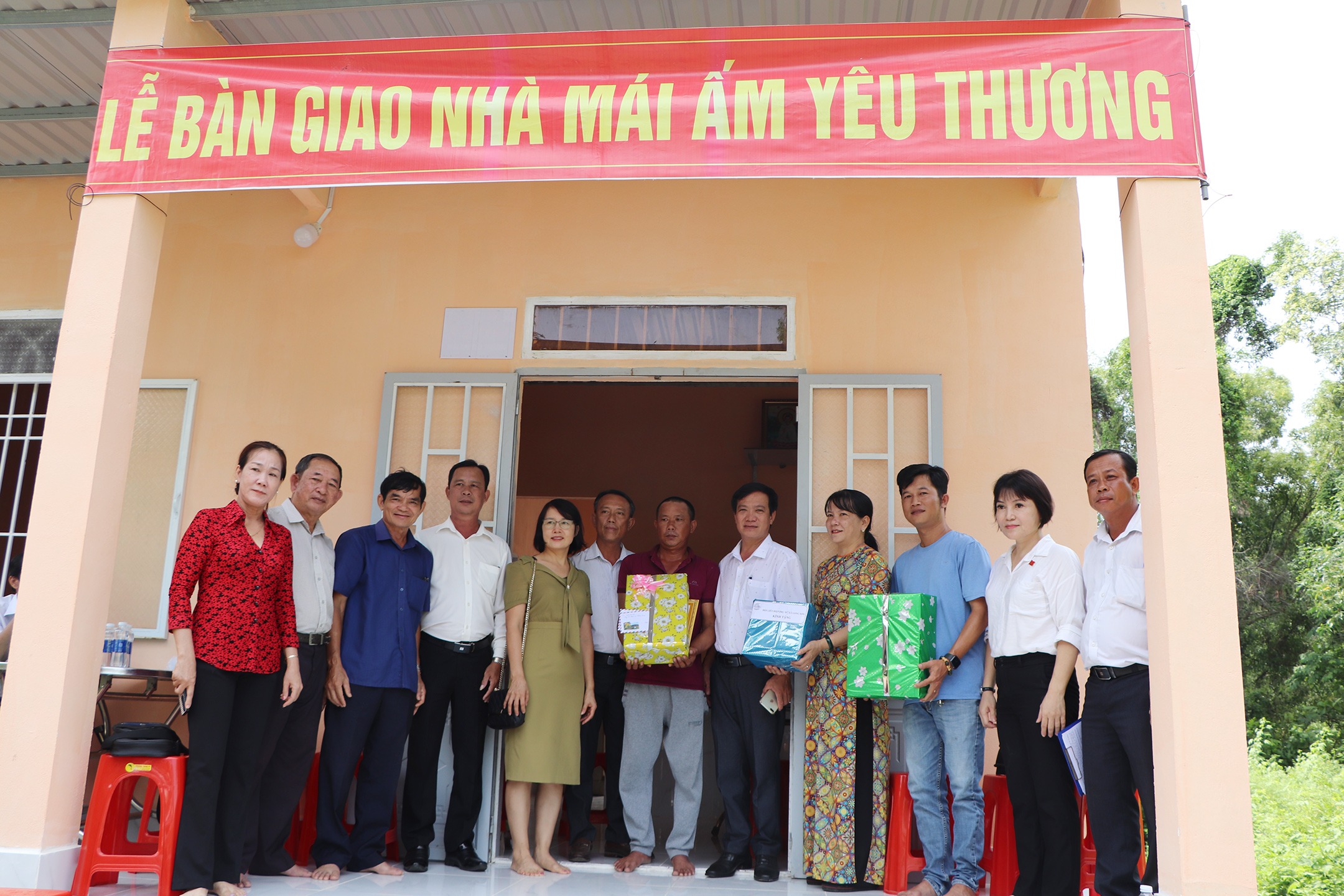 Bà Mai Ngọc Oanh, Chủ tịch UBMTTQ Việt Nam TP.Vũng Tàu, đại diện đơn vị tài trợ, xã Long Sơn bàn giao nhà cho ông Võ Minh Vương.
